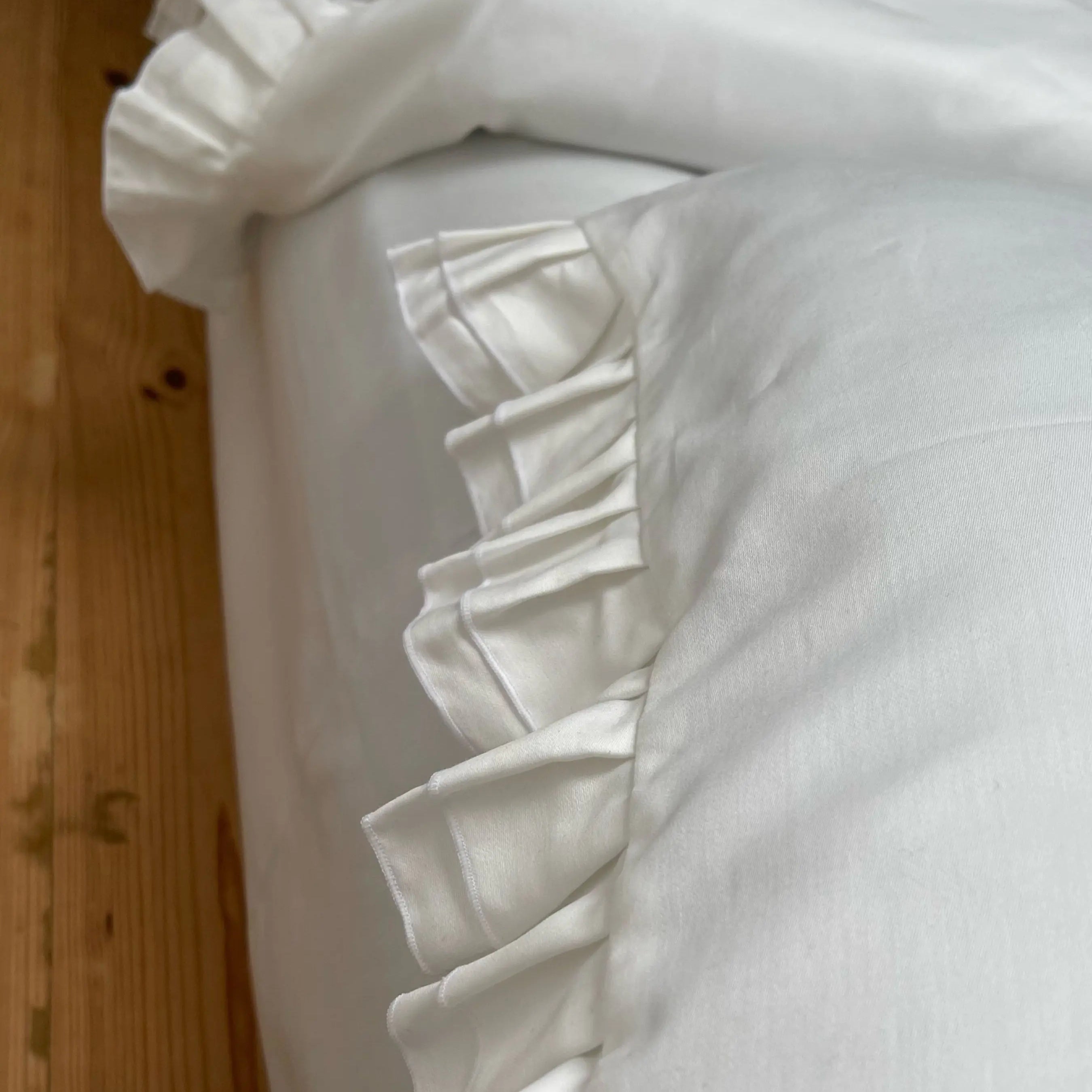 Pościel satynowa z merceryzowanej bawełny tureckiej 140 g/m² – mleczna z falbanką | Kolekcja Falbanki Wivanco Bedding