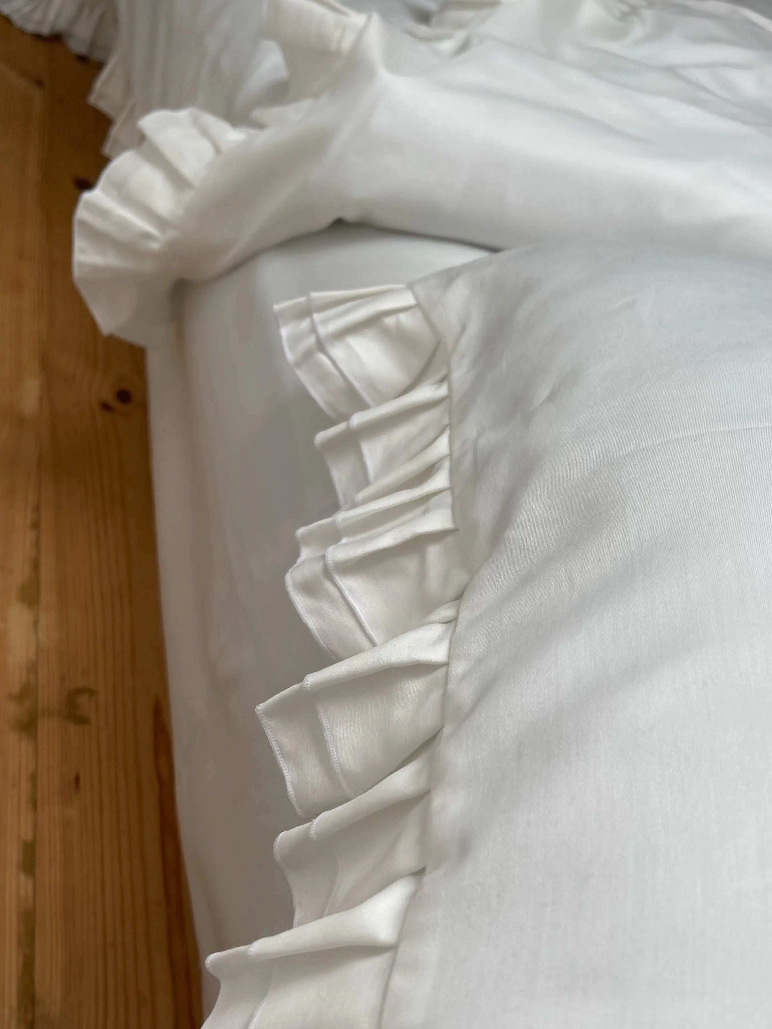 Pościel satynowa z merceryzowanej bawełny tureckiej 140 g/m² – mleczna z falbanką | Kolekcja Falbanki Wivanco Bedding