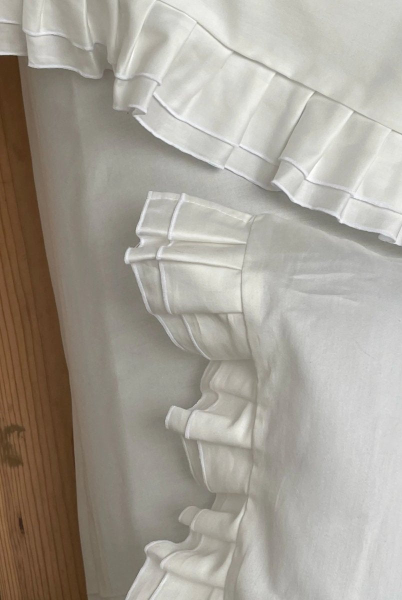 Pościel satynowa z merceryzowanej bawełny tureckiej 140 g/m² – mleczna z falbanką | Kolekcja Falbanki Wivanco Bedding