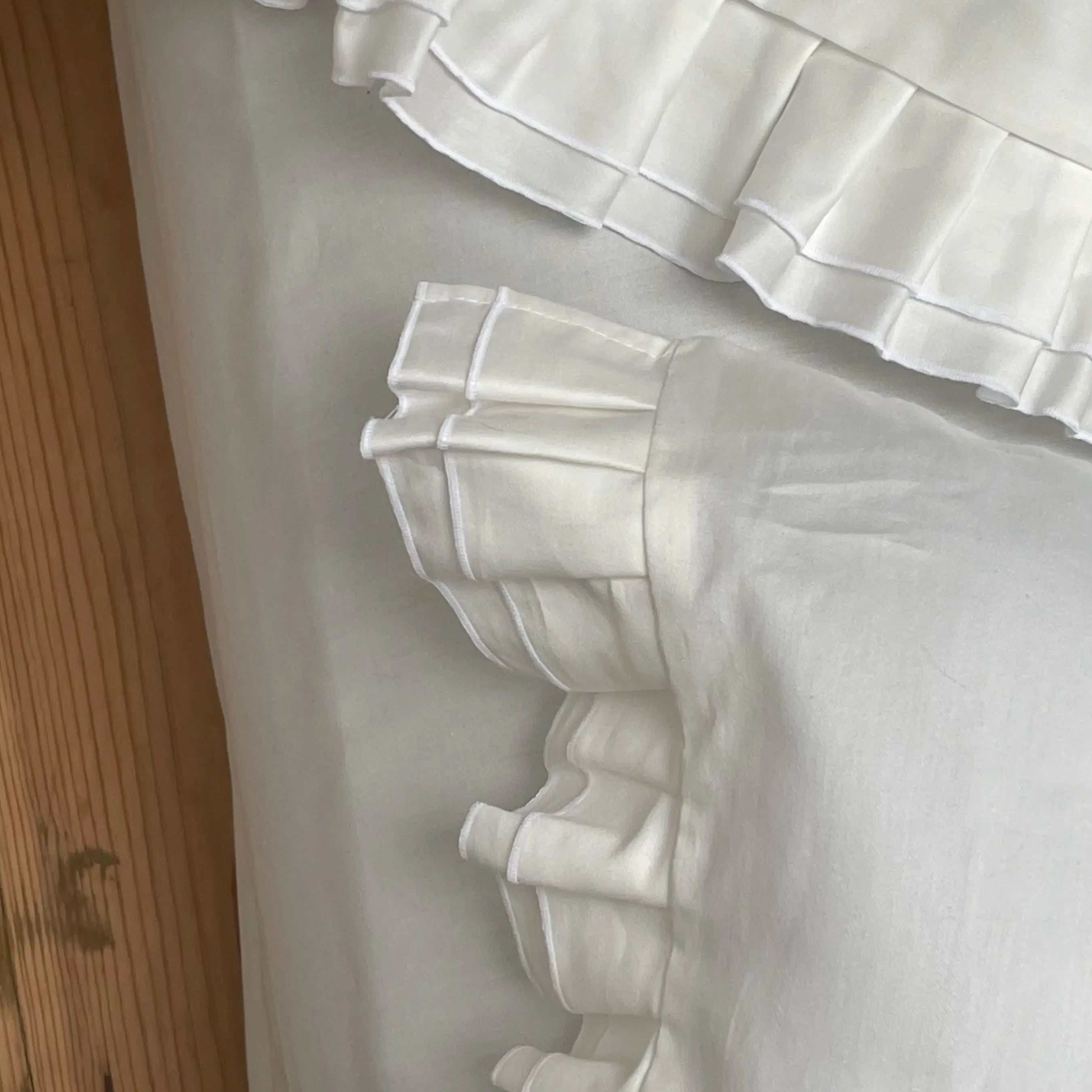 Pościel satynowa z merceryzowanej bawełny tureckiej 140 g/m² – mleczna z falbanką | Kolekcja Falbanki Wivanco Bedding