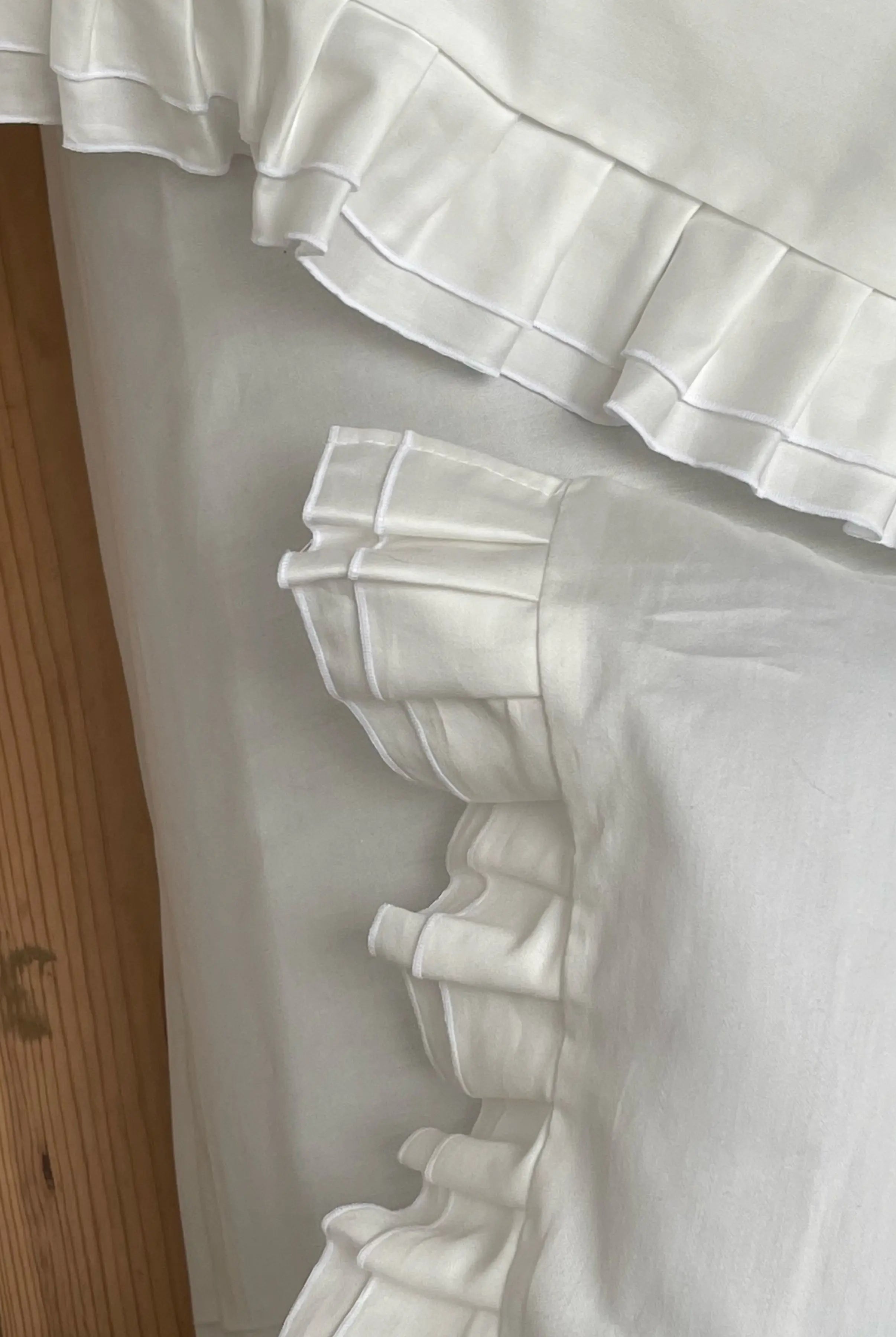 Pościel satynowa z merceryzowanej bawełny tureckiej 140 g/m² – mleczna z falbanką | Kolekcja Falbanki Wivanco Bedding