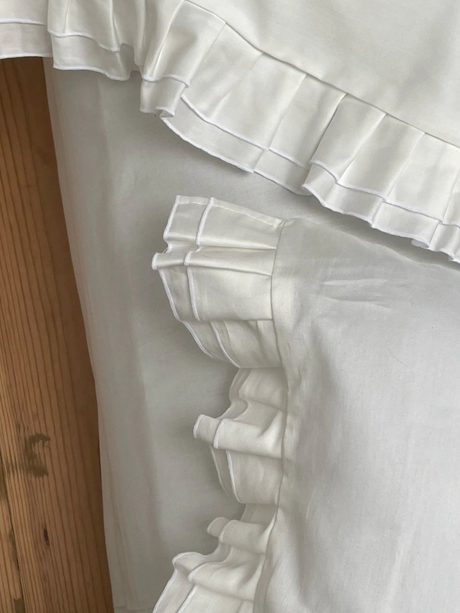 Pościel satynowa z merceryzowanej bawełny tureckiej 140 g/m² – mleczna z falbanką | Kolekcja Falbanki Wivanco Bedding