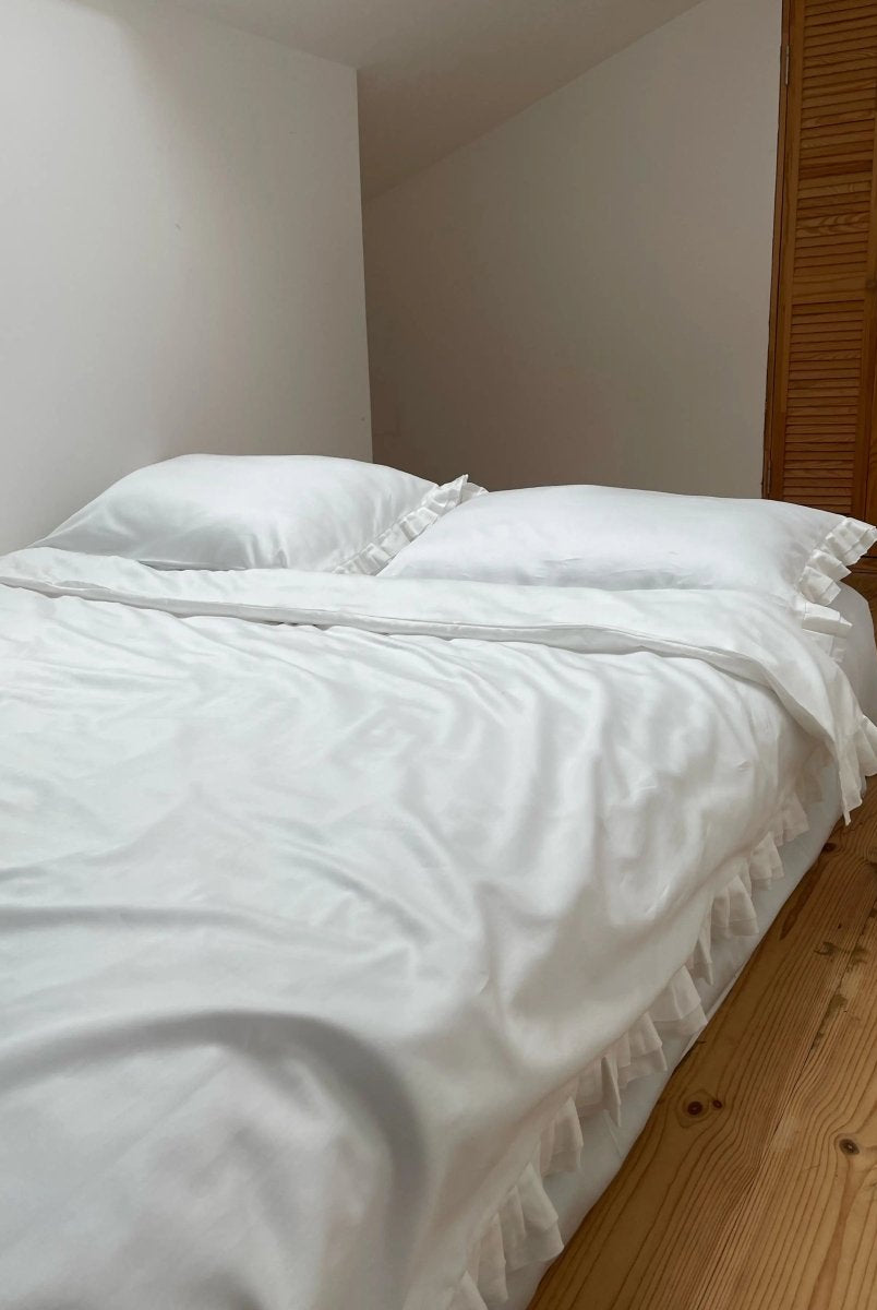 Pościel satynowa z merceryzowanej bawełny tureckiej 140 g/m² – mleczna z falbanką | Kolekcja Falbanki Wivanco Bedding