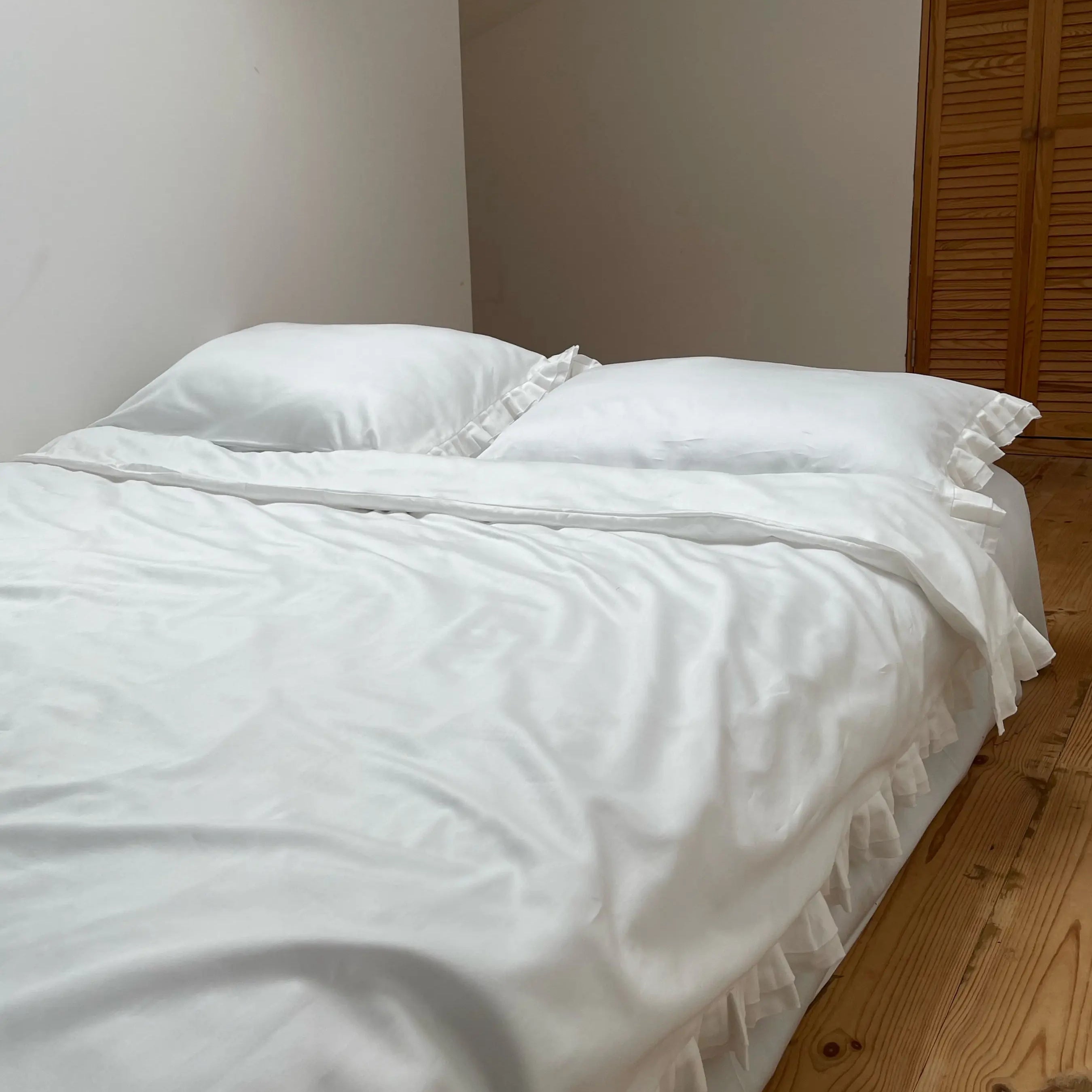 Pościel satynowa z merceryzowanej bawełny tureckiej 140 g/m² – mleczna z falbanką | Kolekcja Falbanki Wivanco Bedding