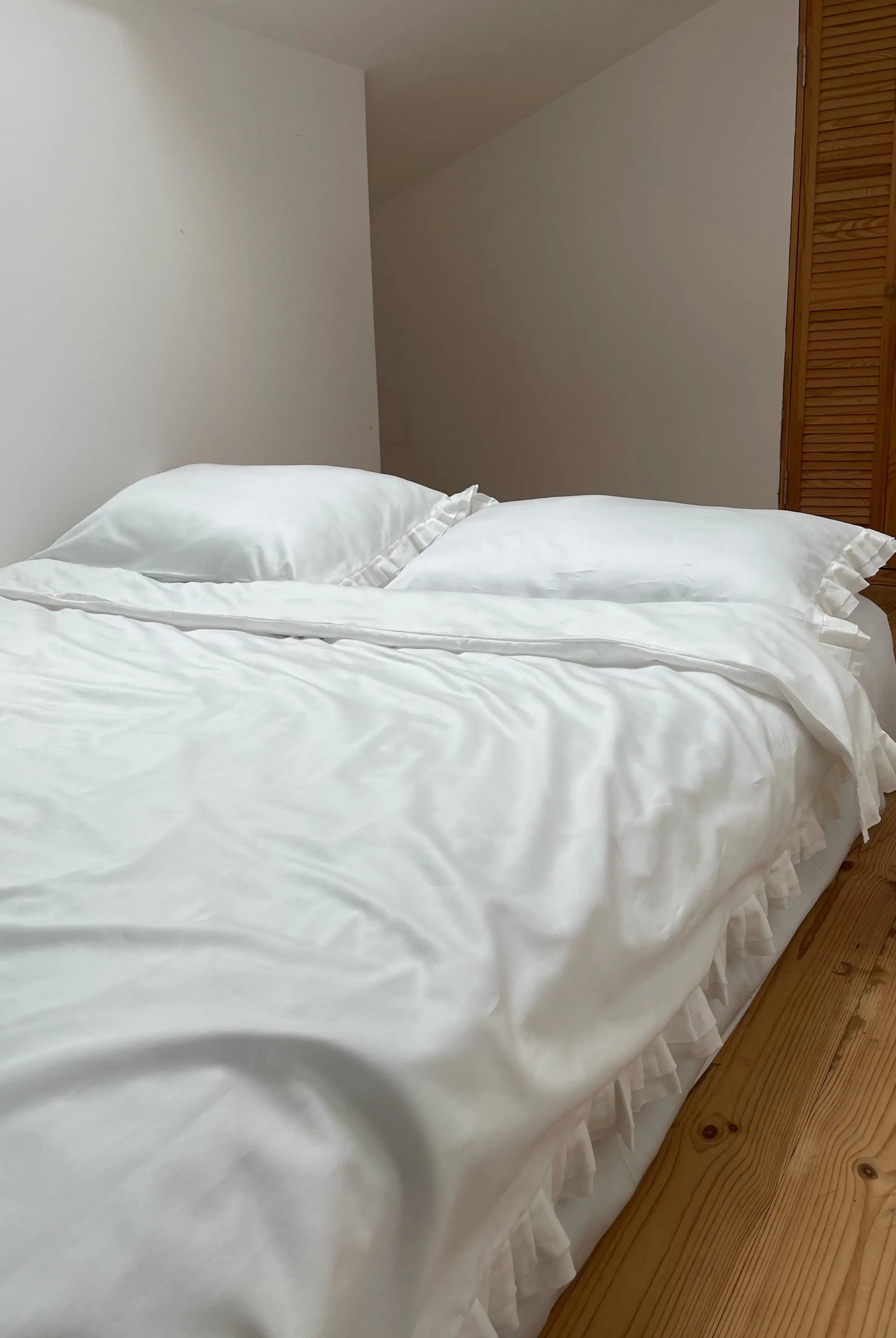 Pościel satynowa z merceryzowanej bawełny tureckiej 140 g/m² – mleczna z falbanką | Kolekcja Falbanki Wivanco Bedding