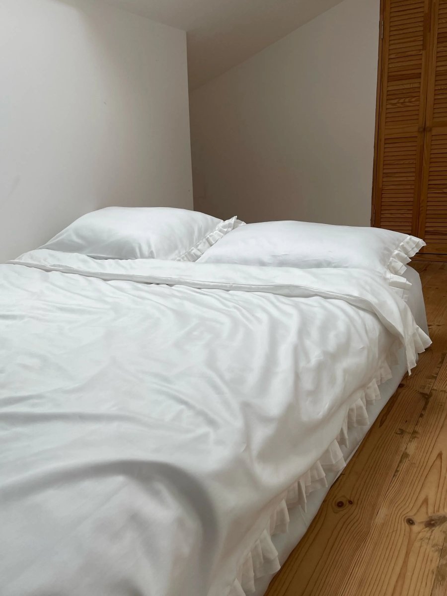 Pościel satynowa z merceryzowanej bawełny tureckiej 140 g/m² – mleczna z falbanką | Kolekcja Falbanki Wivanco Bedding