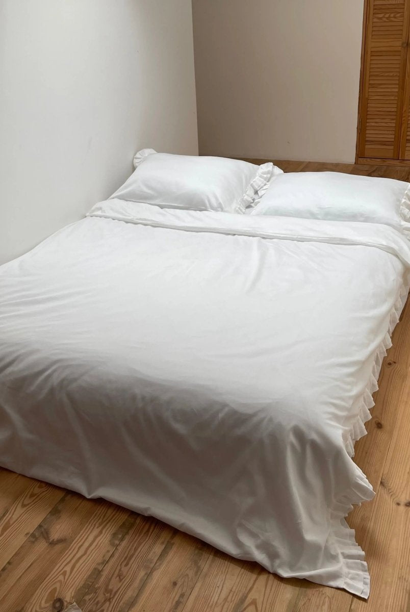 Pościel satynowa z merceryzowanej bawełny tureckiej 140 g/m² – mleczna z falbanką | Kolekcja Falbanki Wivanco Bedding