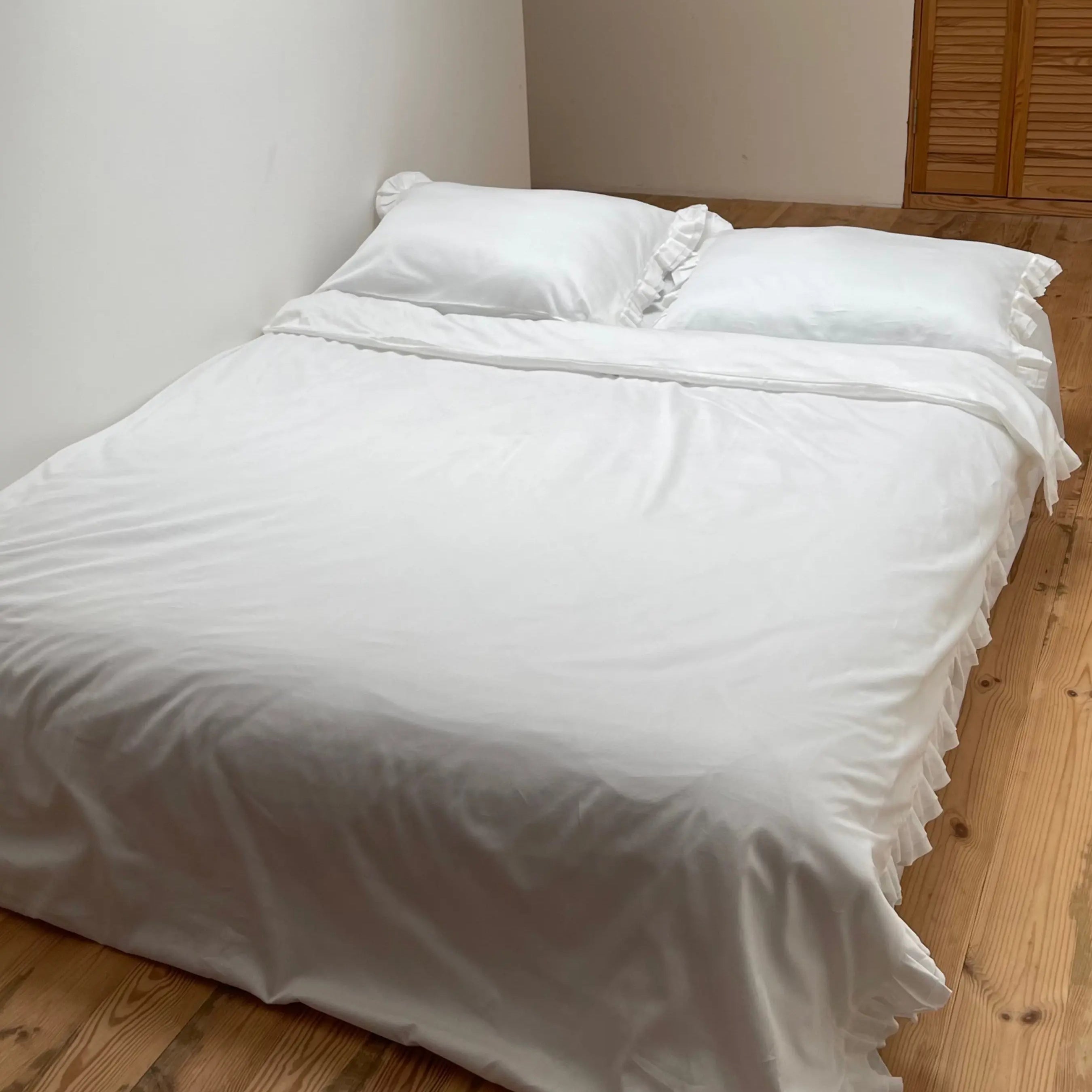 Pościel satynowa z merceryzowanej bawełny tureckiej 140 g/m² – mleczna z falbanką | Kolekcja Falbanki Wivanco Bedding