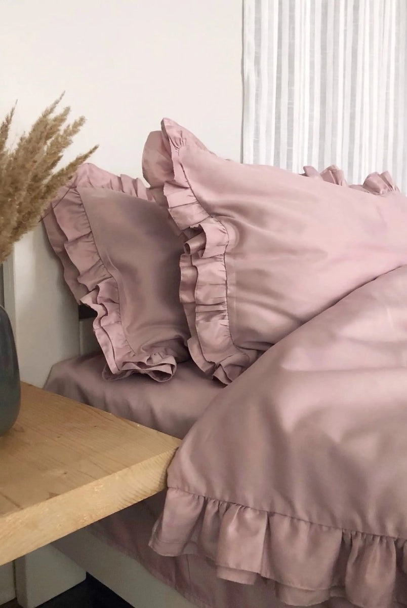 Pościel satynowa z merceryzowanej bawełny tureckiej 140 g/m² – różowa z falbanką | Kolekcja Falbanki Wivanco Bedding