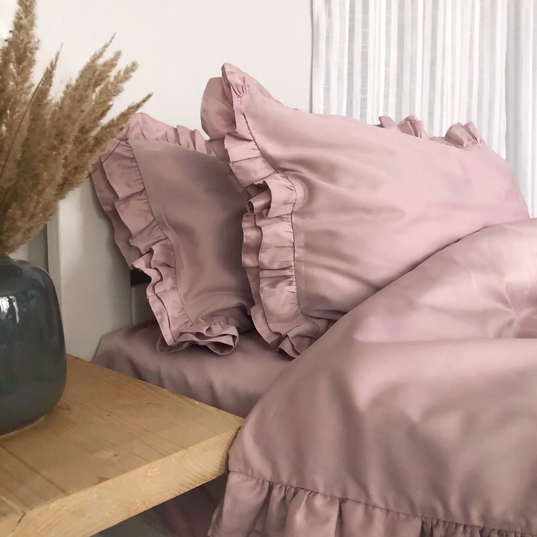 Pościel satynowa z merceryzowanej bawełny tureckiej 140 g/m² – różowa z falbanką | Kolekcja Falbanki Wivanco Bedding