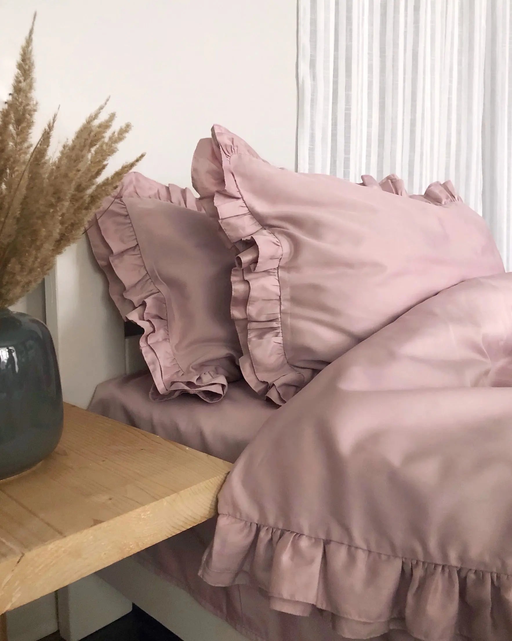 Pościel satynowa z merceryzowanej bawełny tureckiej 140 g/m² – różowa z falbanką | Kolekcja Falbanki Wivanco Bedding