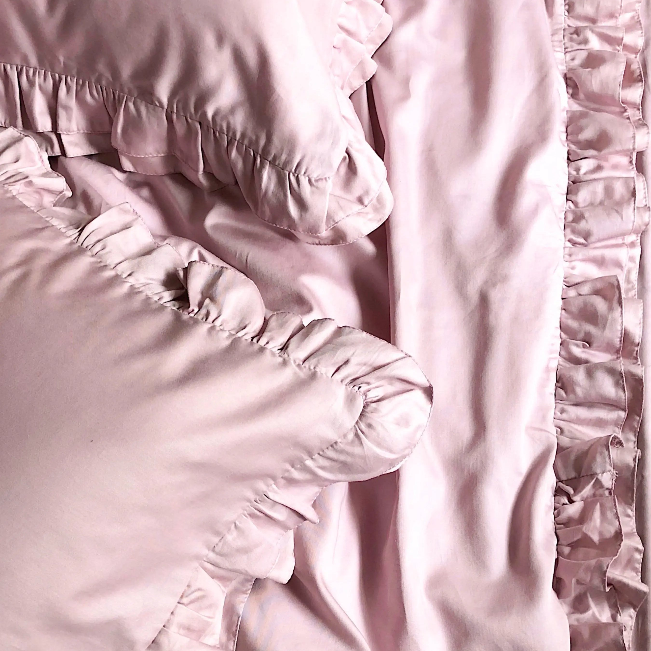 Pościel satynowa z merceryzowanej bawełny tureckiej 140 g/m² – różowa z falbanką | Kolekcja Falbanki Wivanco Bedding