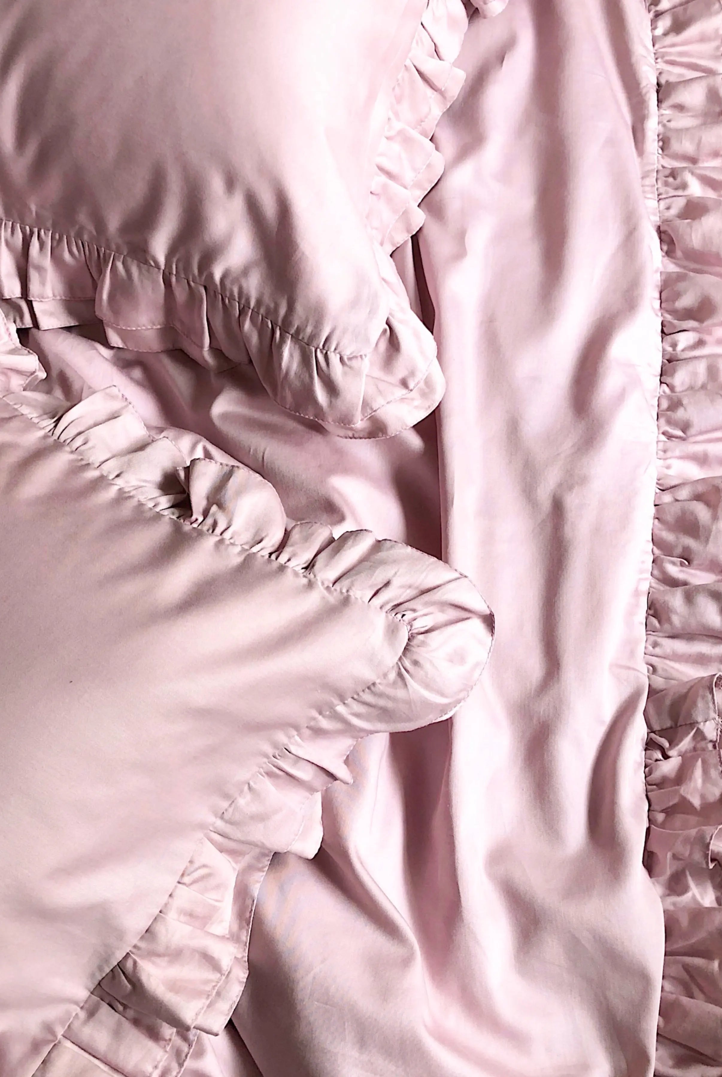 Pościel satynowa z merceryzowanej bawełny tureckiej 140 g/m² – różowa z falbanką | Kolekcja Falbanki Wivanco Bedding