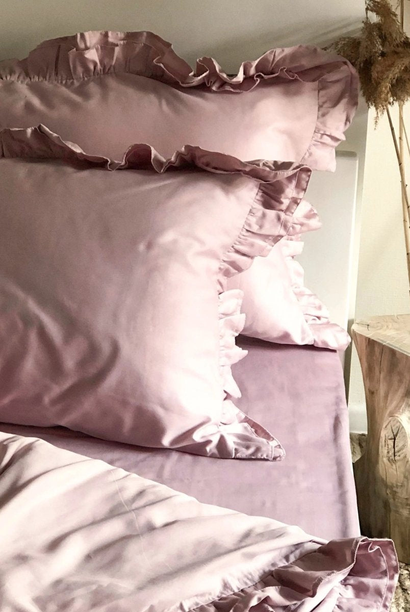 Pościel satynowa z merceryzowanej bawełny tureckiej 140 g/m² – różowa z falbanką | Kolekcja Falbanki Wivanco Bedding