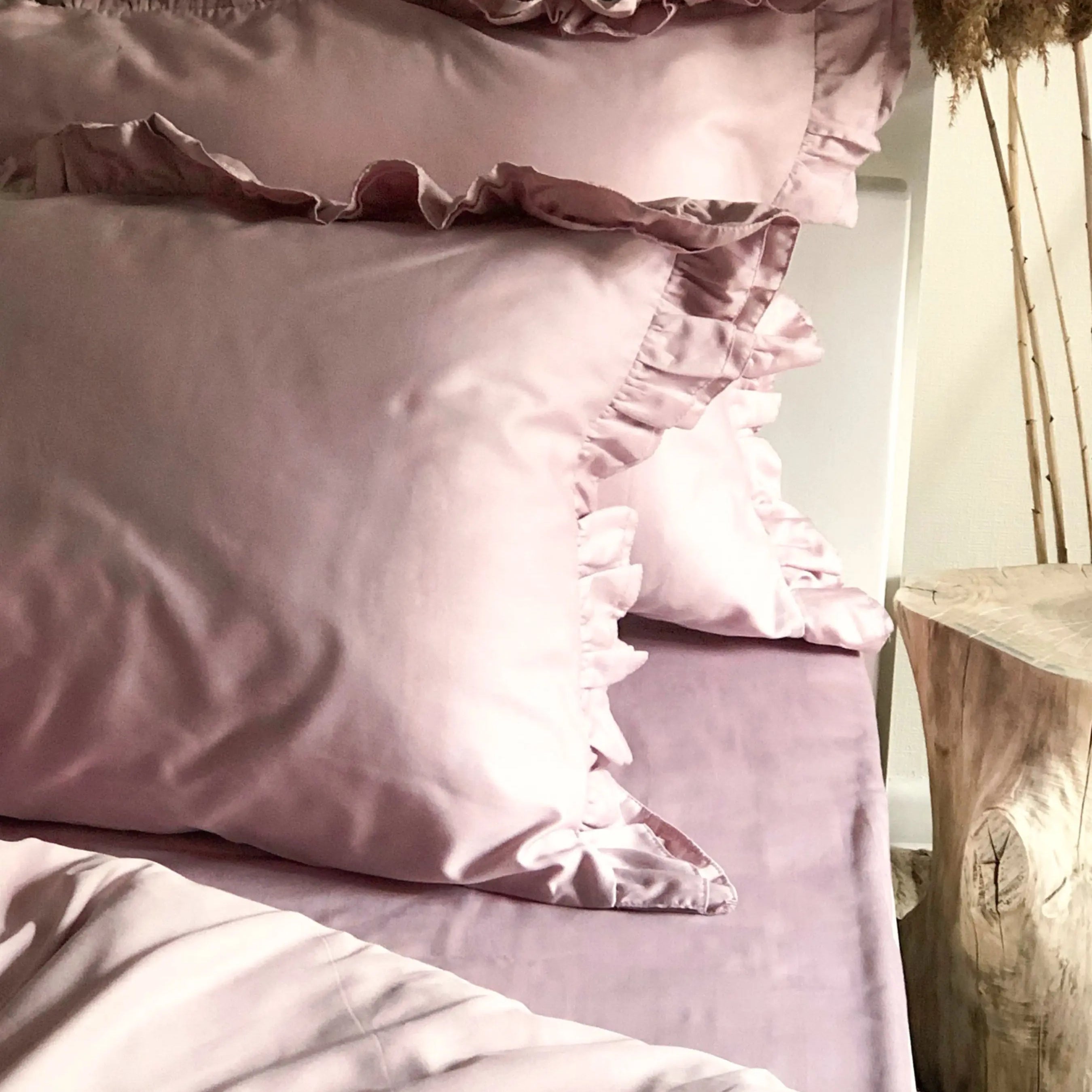 Pościel satynowa z merceryzowanej bawełny tureckiej 140 g/m² – różowa z falbanką | Kolekcja Falbanki Wivanco Bedding