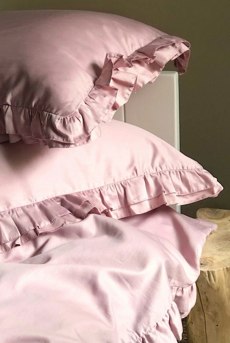 Pościel satynowa z merceryzowanej bawełny tureckiej 140 g/m² – różowa z falbanką | Kolekcja Falbanki Wivanco Bedding