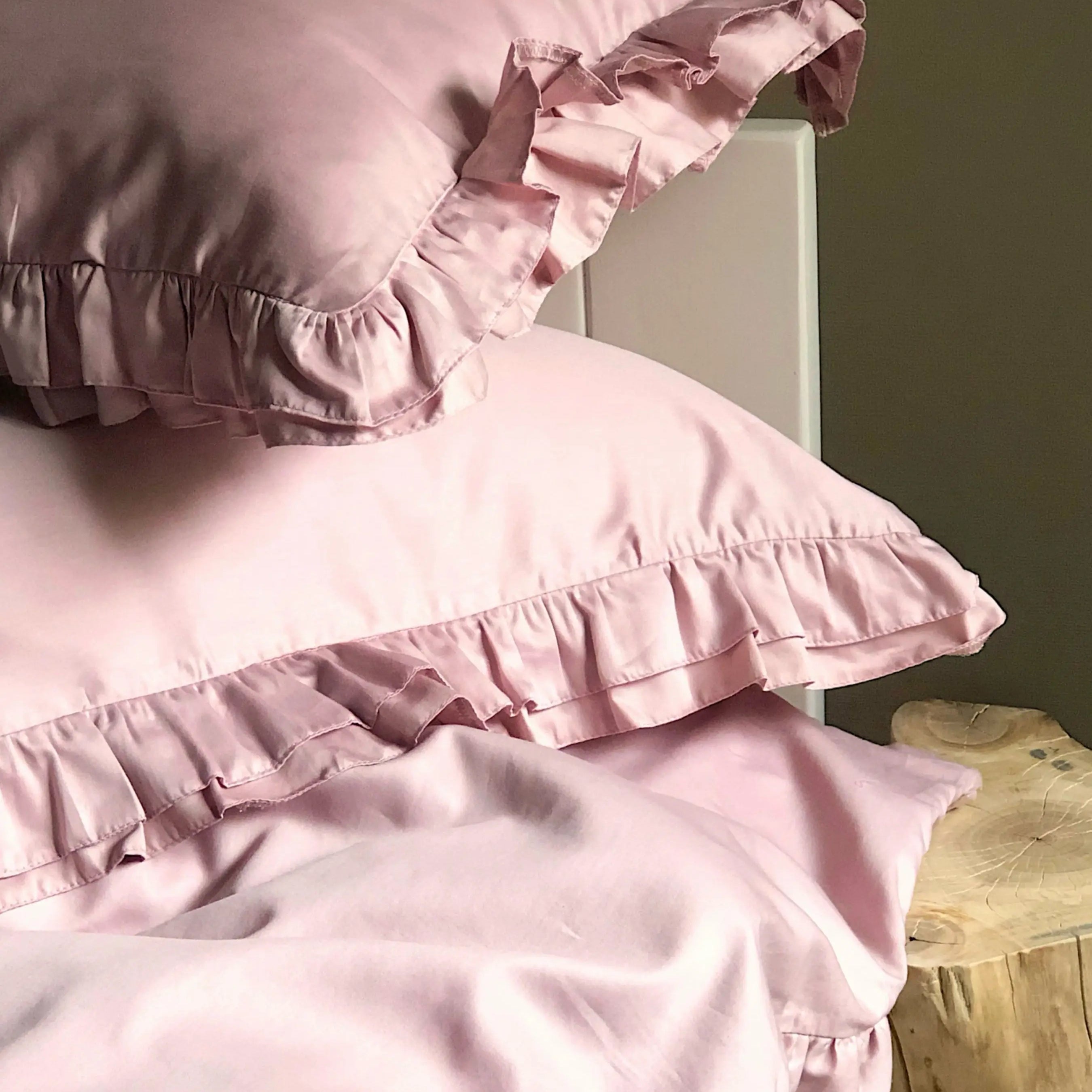 Pościel satynowa z merceryzowanej bawełny tureckiej 140 g/m² – różowa z falbanką | Kolekcja Falbanki Wivanco Bedding