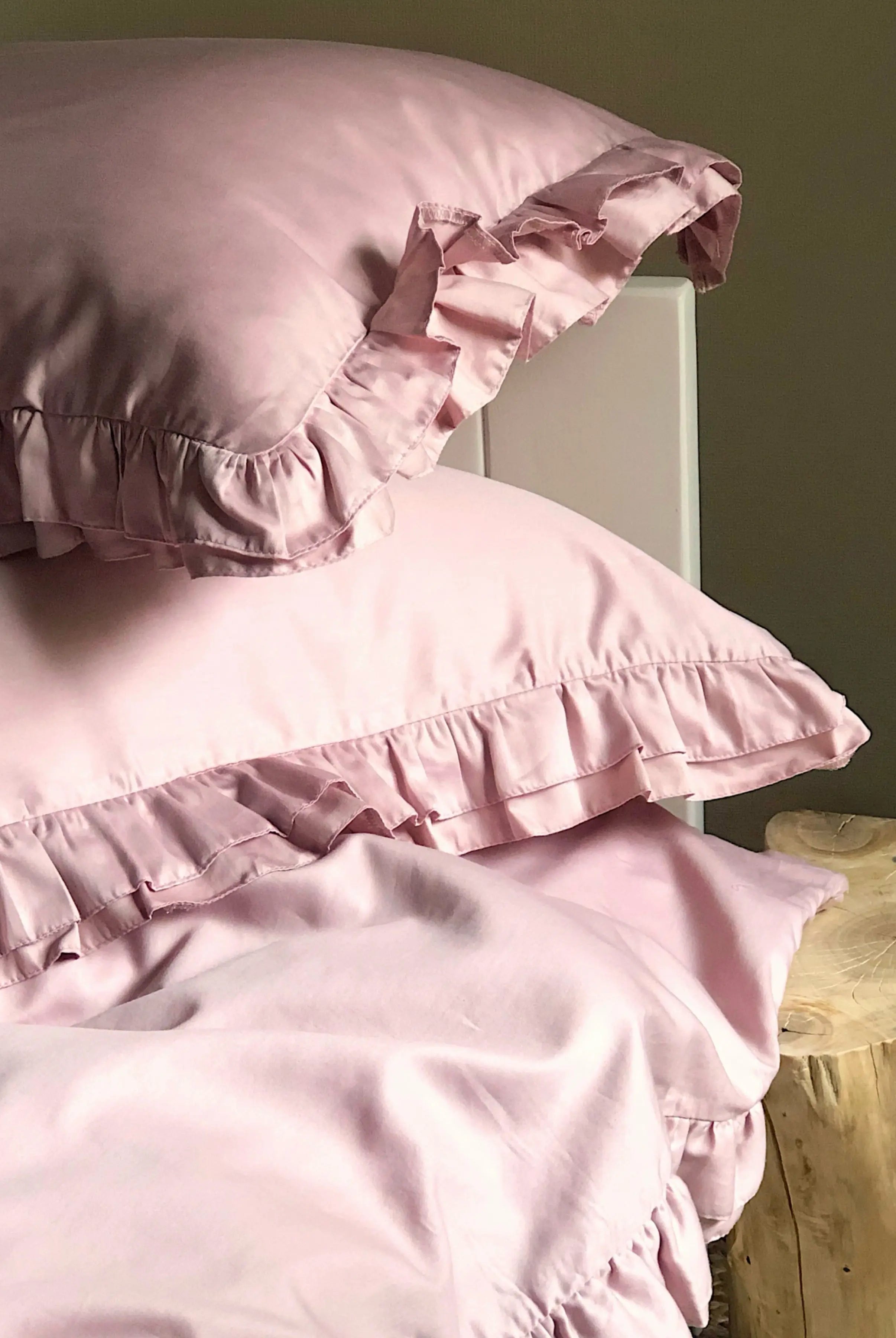 Pościel satynowa z merceryzowanej bawełny tureckiej 140 g/m² – różowa z falbanką | Kolekcja Falbanki Wivanco Bedding