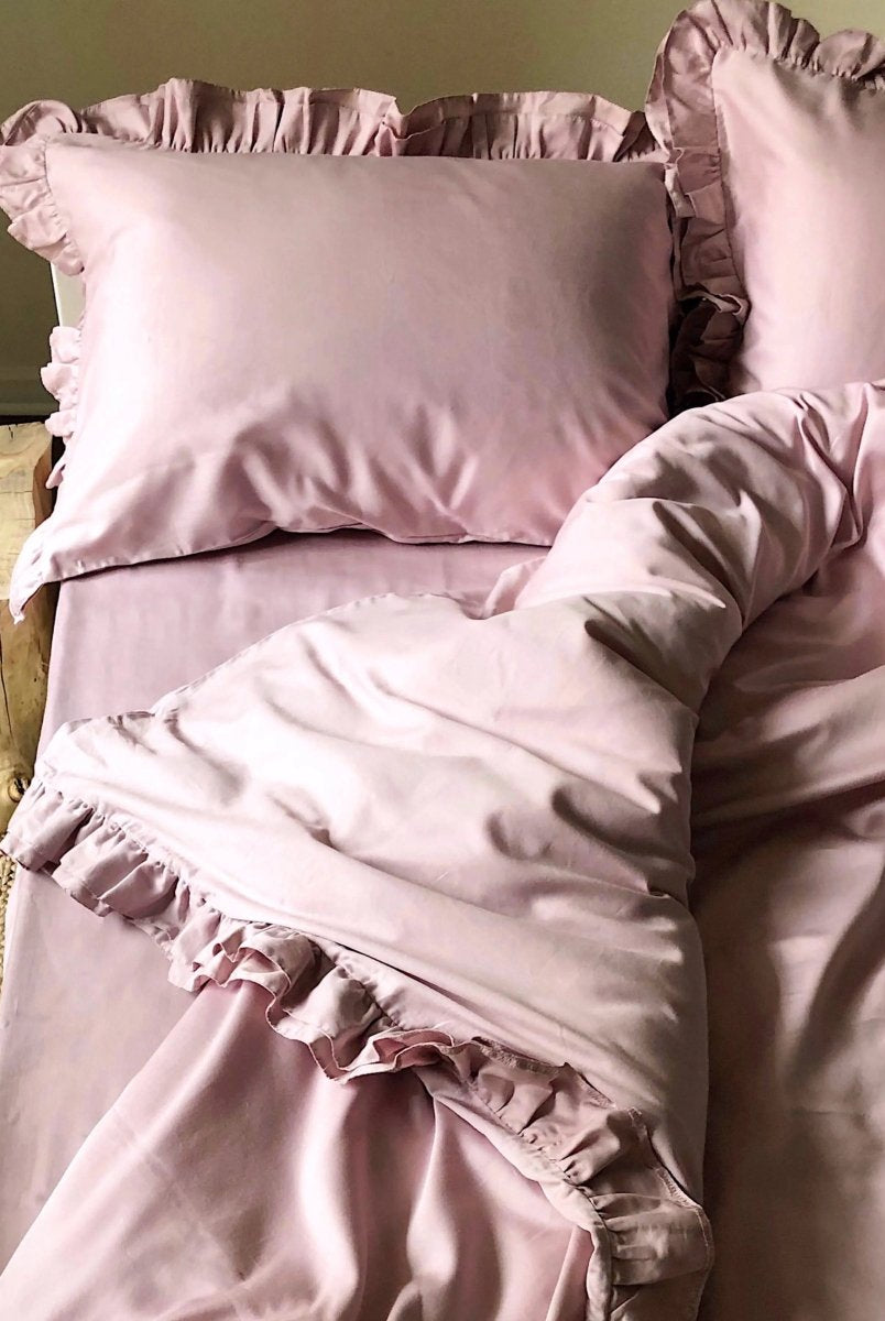 Pościel satynowa z merceryzowanej bawełny tureckiej 140 g/m² – różowa z falbanką | Kolekcja Falbanki Wivanco Bedding