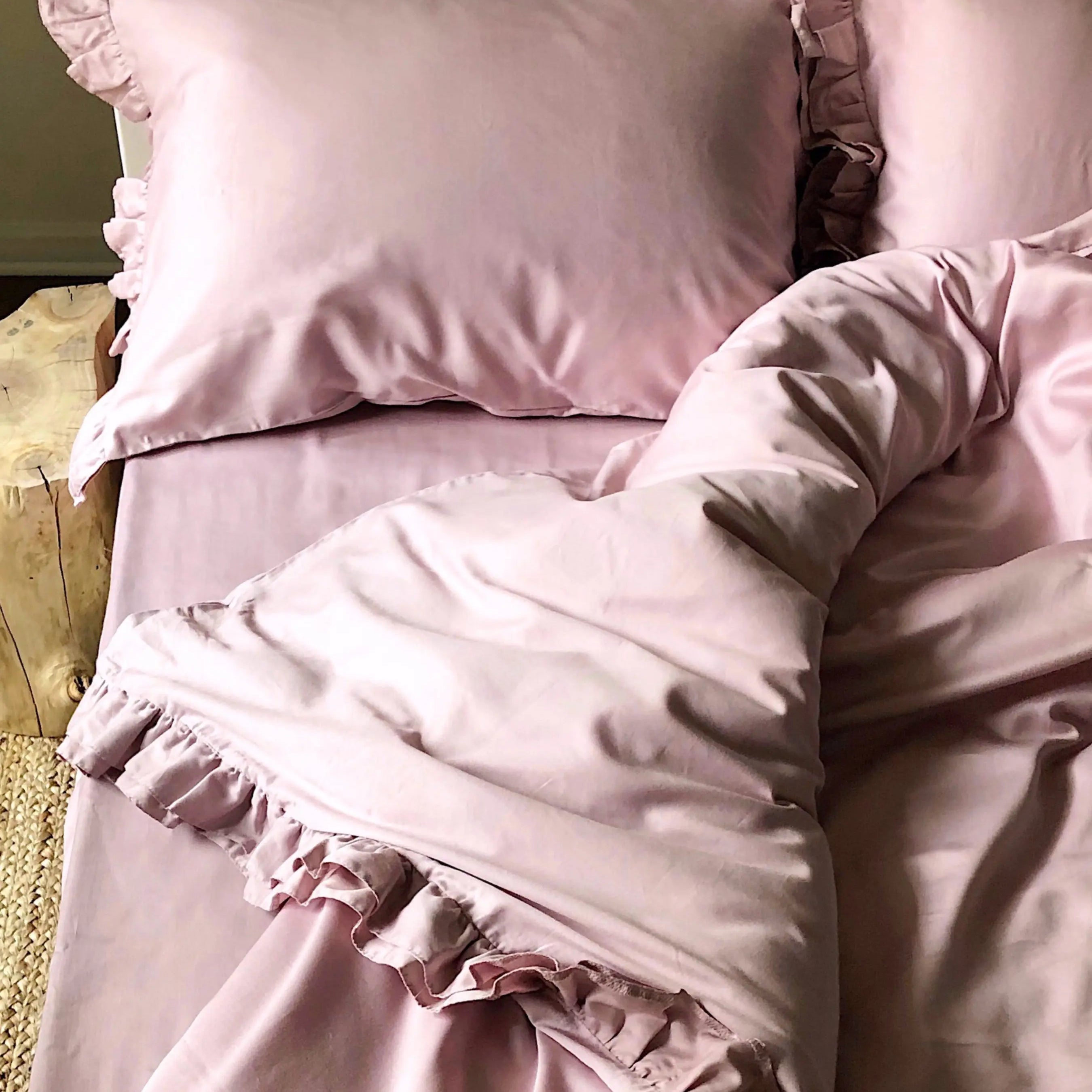 Pościel satynowa z merceryzowanej bawełny tureckiej 140 g/m² – różowa z falbanką | Kolekcja Falbanki Wivanco Bedding