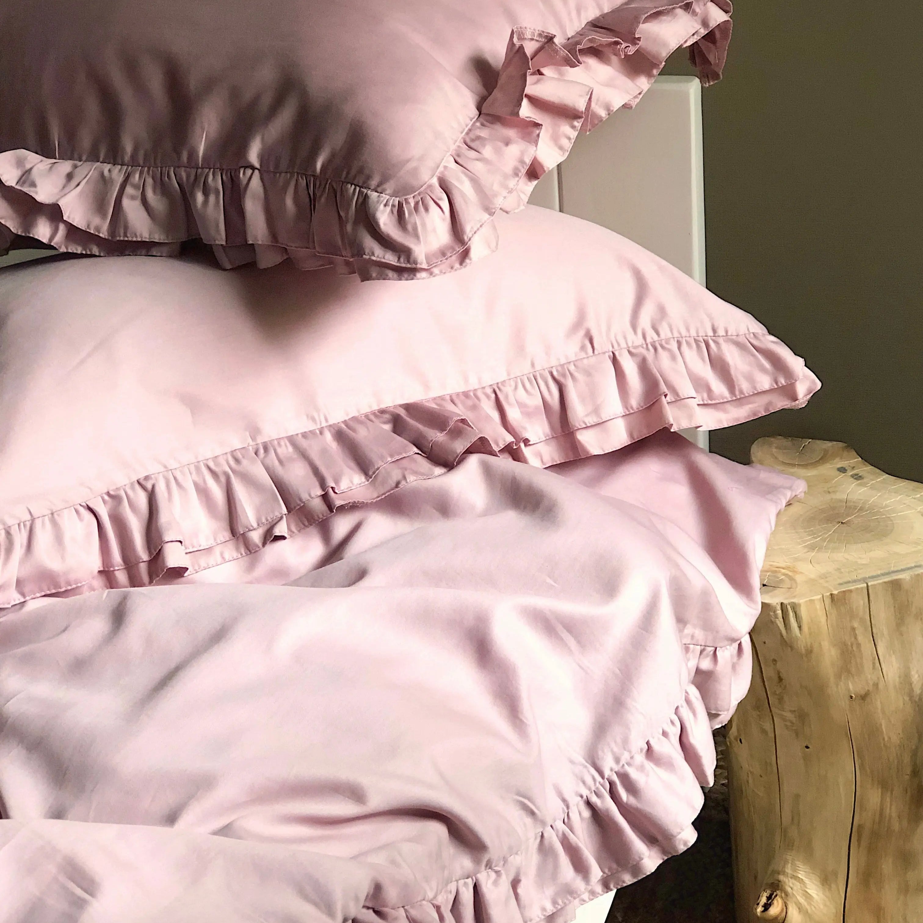 Pościel satynowa z merceryzowanej bawełny tureckiej 140 g/m² – różowa z falbanką | Kolekcja Falbanki Wivanco Bedding