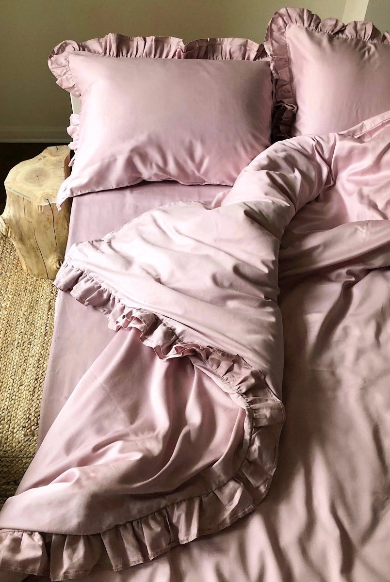 Pościel satynowa z merceryzowanej bawełny tureckiej 140 g/m² – różowa z falbanką | Kolekcja Falbanki Wivanco Bedding
