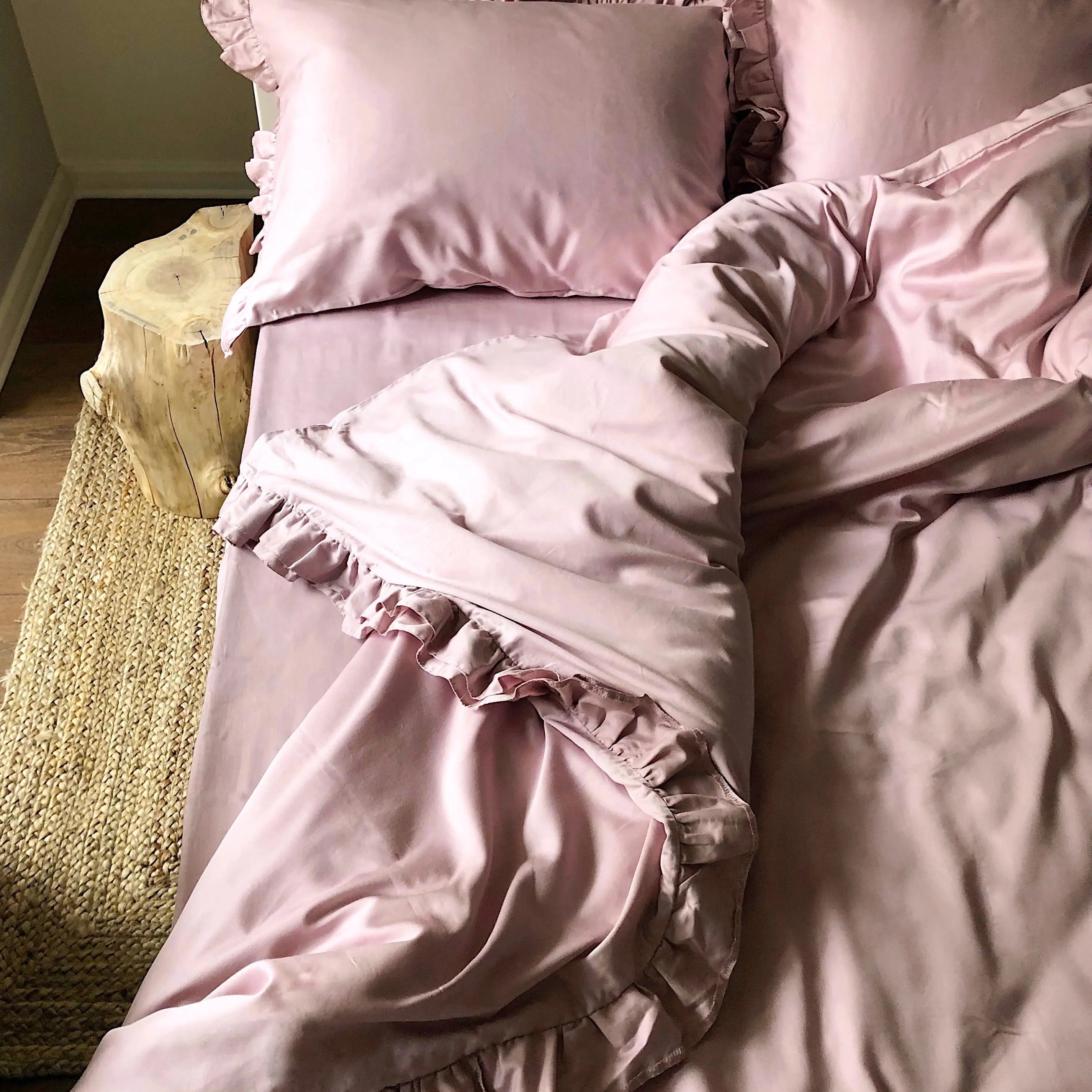 Pościel satynowa z merceryzowanej bawełny tureckiej 140 g/m² – różowa z falbanką | Kolekcja Falbanki Wivanco Bedding