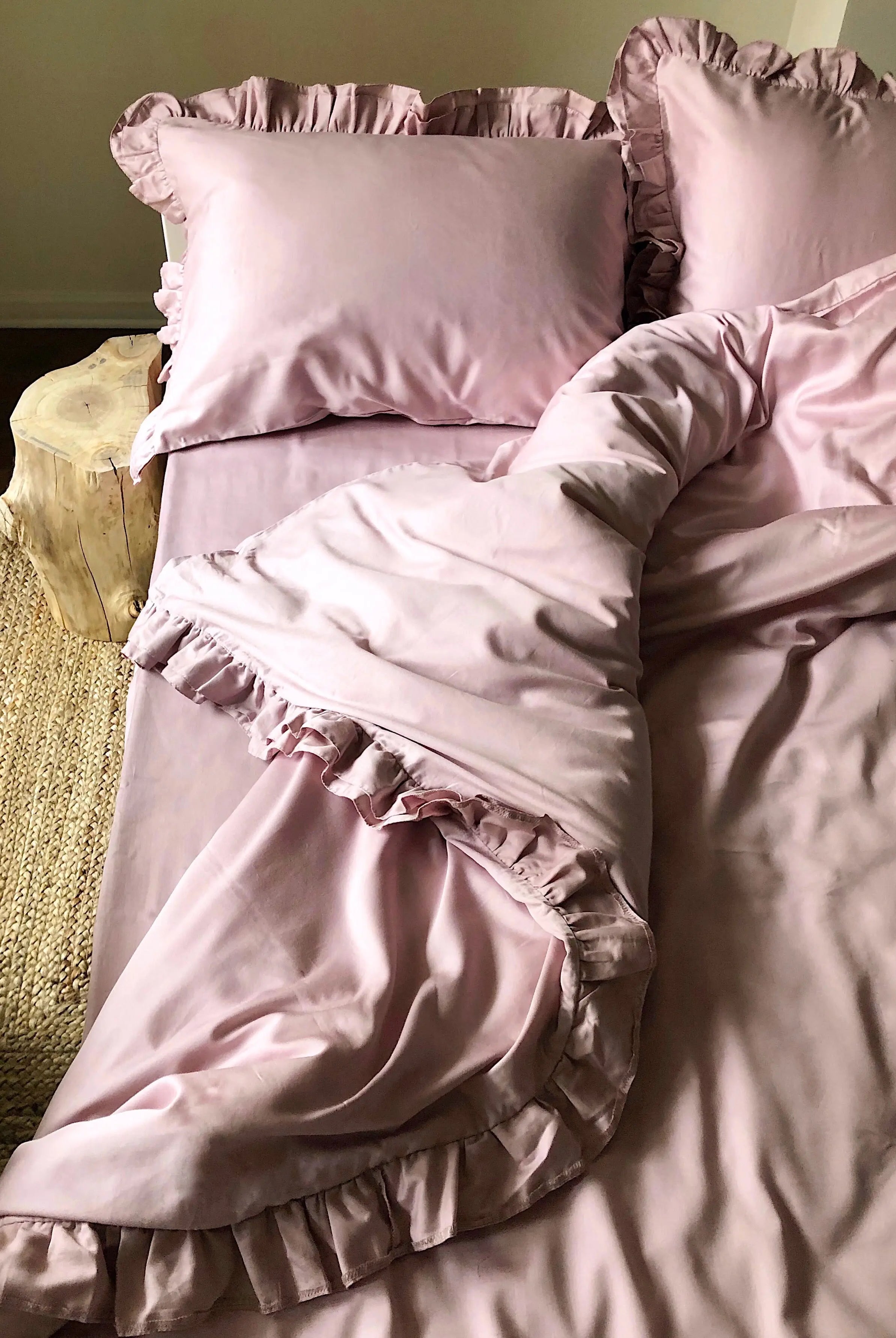 Pościel satynowa z merceryzowanej bawełny tureckiej 140 g/m² – różowa z falbanką | Kolekcja Falbanki Wivanco Bedding
