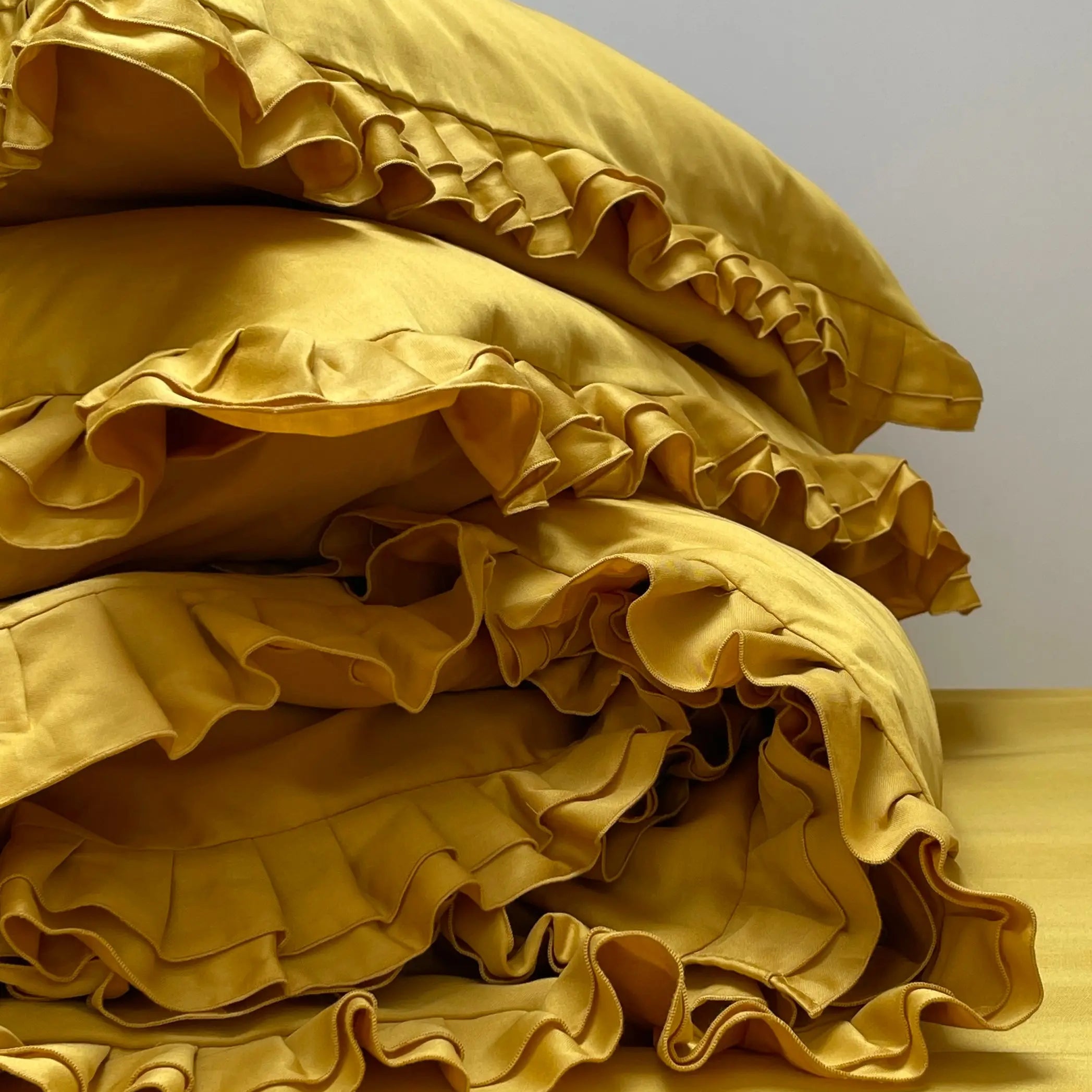 Pościel satynowa z merceryzowanej bawełny tureckiej 140 g/m² – żółta (miodowa) z falbanką | Kolekcja Falbanki Wivanco Bedding