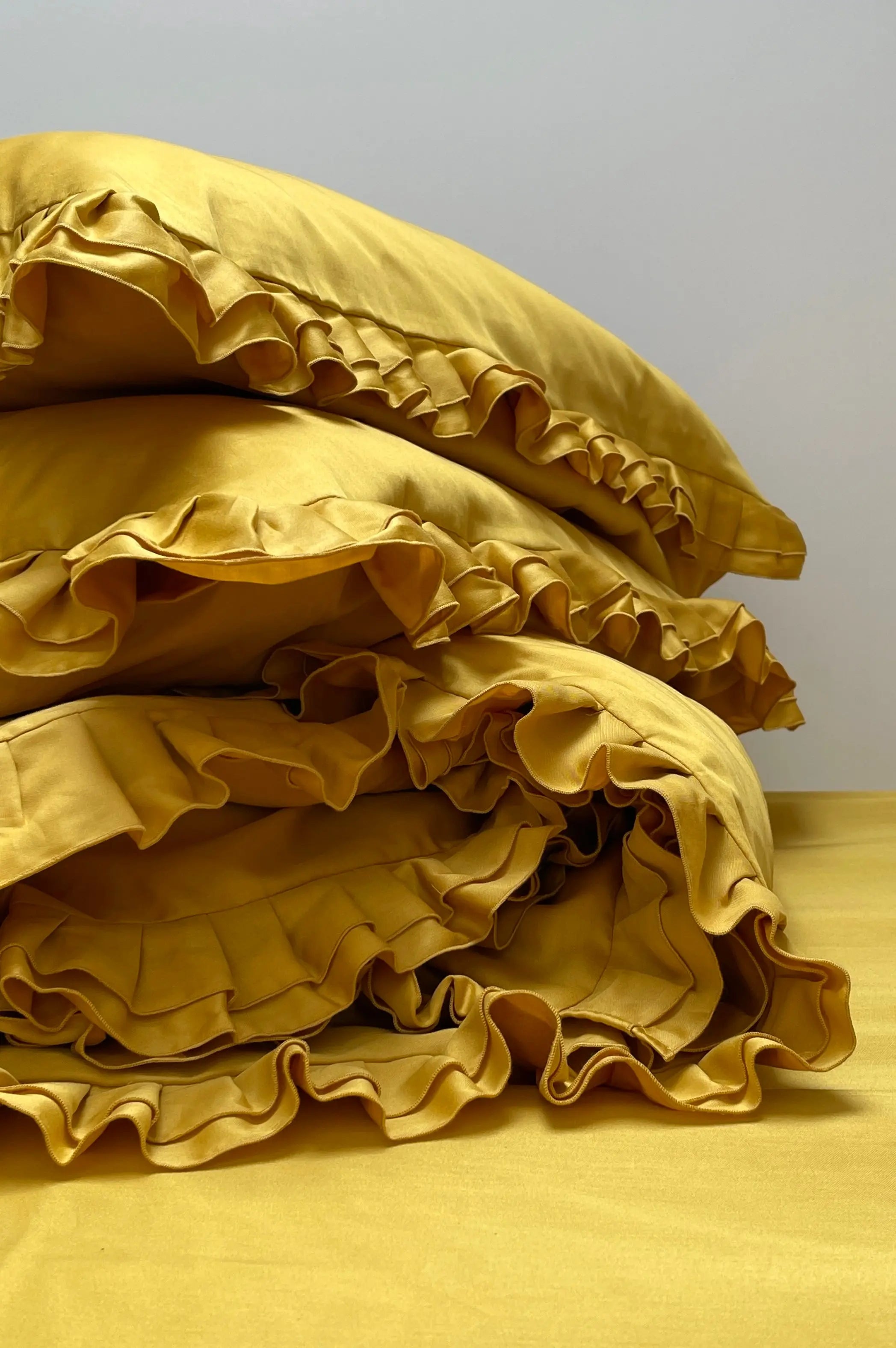 Pościel satynowa z merceryzowanej bawełny tureckiej 140 g/m² – żółta (miodowa) z falbanką | Kolekcja Falbanki Wivanco Bedding