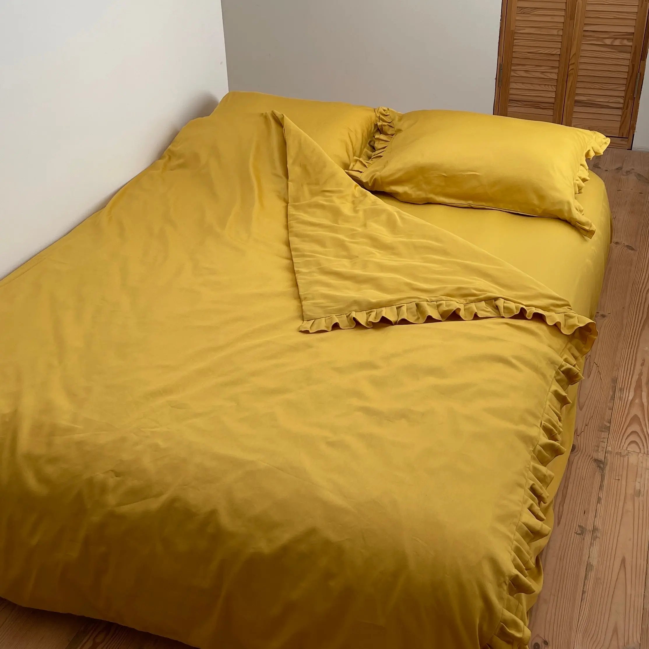 Pościel satynowa z merceryzowanej bawełny tureckiej 140 g/m² – żółta (miodowa) z falbanką | Kolekcja Falbanki Wivanco Bedding