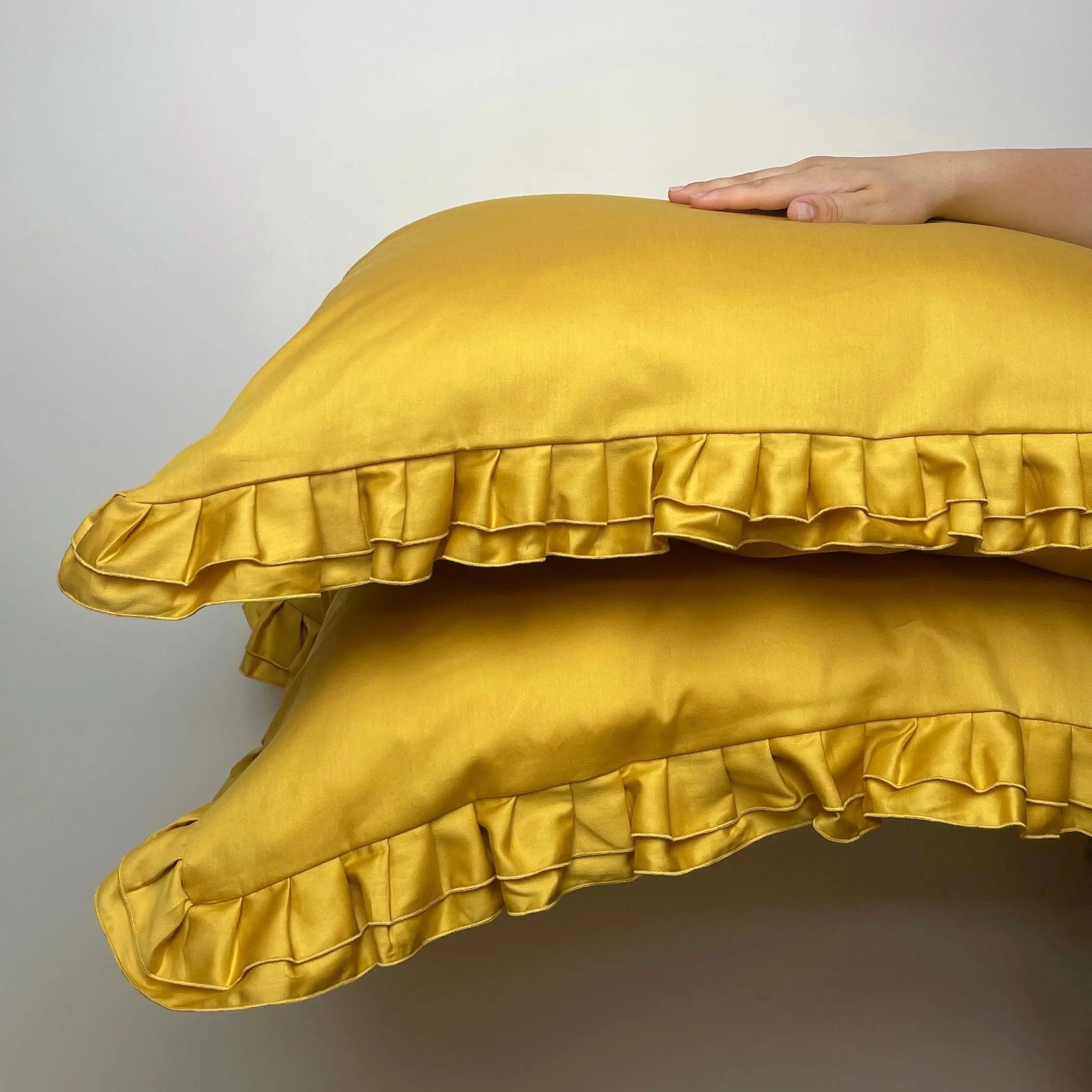 Pościel satynowa z merceryzowanej bawełny tureckiej 140 g/m² – żółta (miodowa) z falbanką | Kolekcja Falbanki Wivanco Bedding