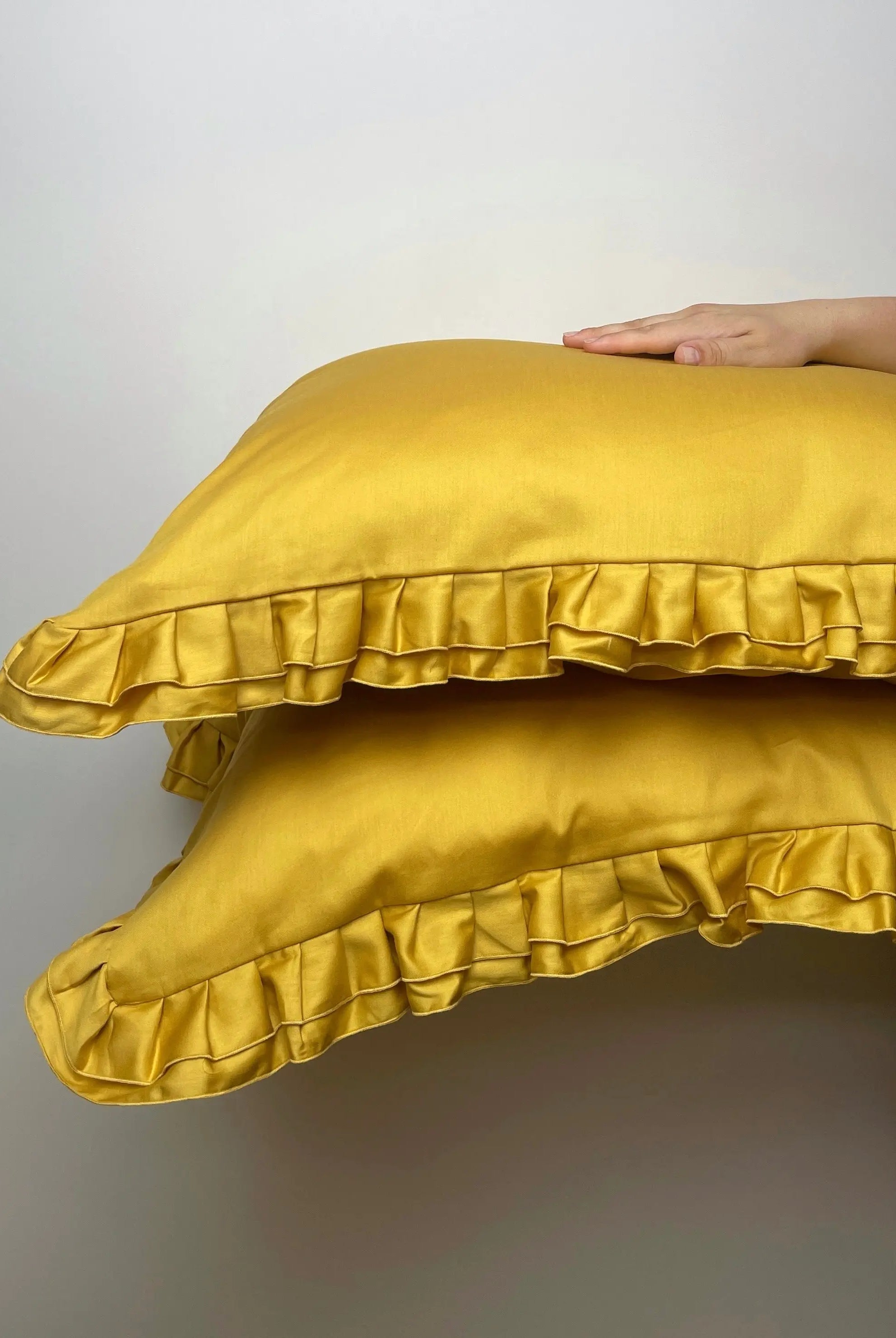 Pościel satynowa z merceryzowanej bawełny tureckiej 140 g/m² – żółta (miodowa) z falbanką | Kolekcja Falbanki Wivanco Bedding