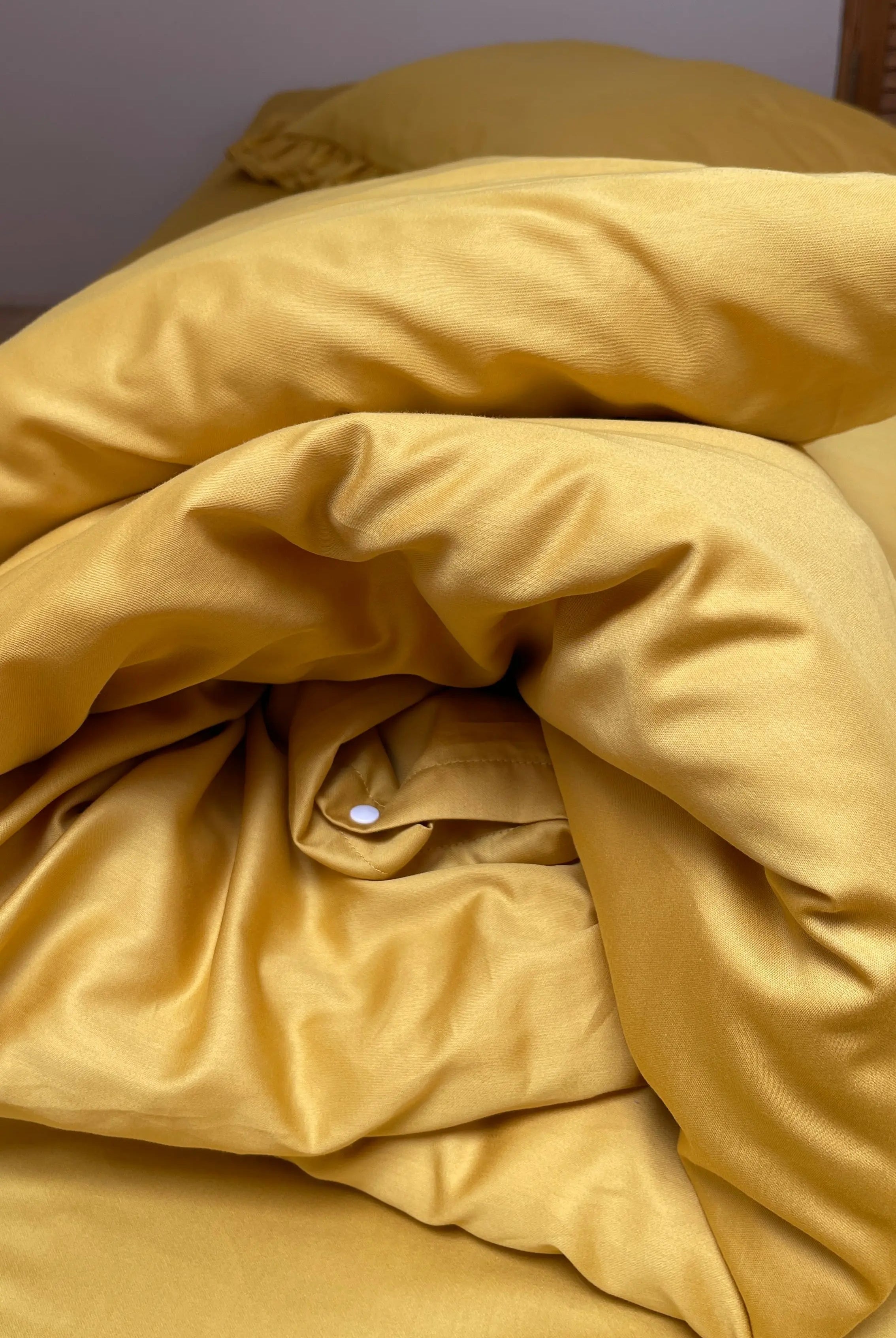 Pościel satynowa z merceryzowanej bawełny tureckiej 140 g/m² – żółta (miodowa) z falbanką | Kolekcja Falbanki Wivanco Bedding