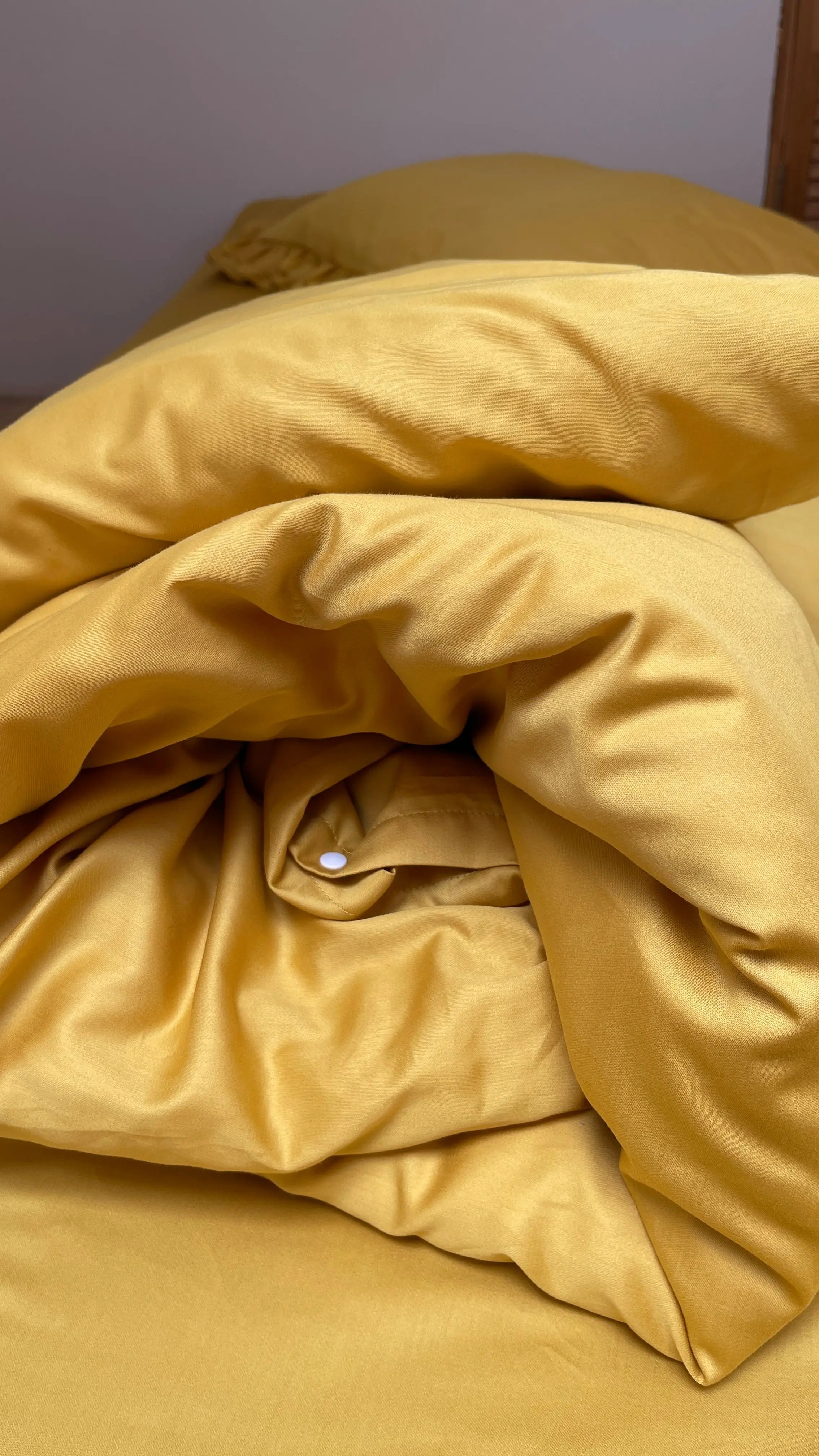 Pościel satynowa z merceryzowanej bawełny tureckiej 140 g/m² – żółta (miodowa) z falbanką | Kolekcja Falbanki Wivanco Bedding