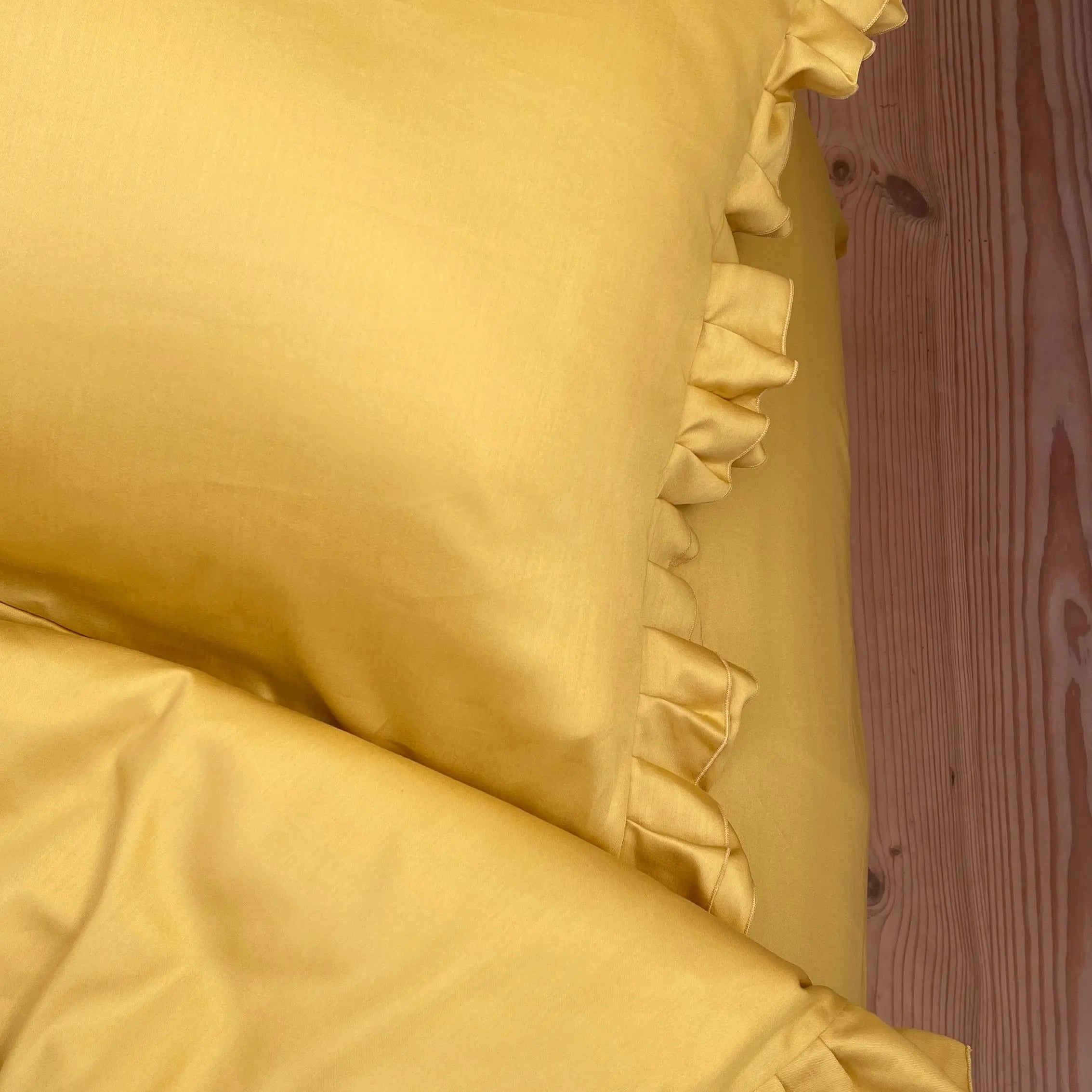 Pościel satynowa z merceryzowanej bawełny tureckiej 140 g/m² – żółta (miodowa) z falbanką | Kolekcja Falbanki Wivanco Bedding