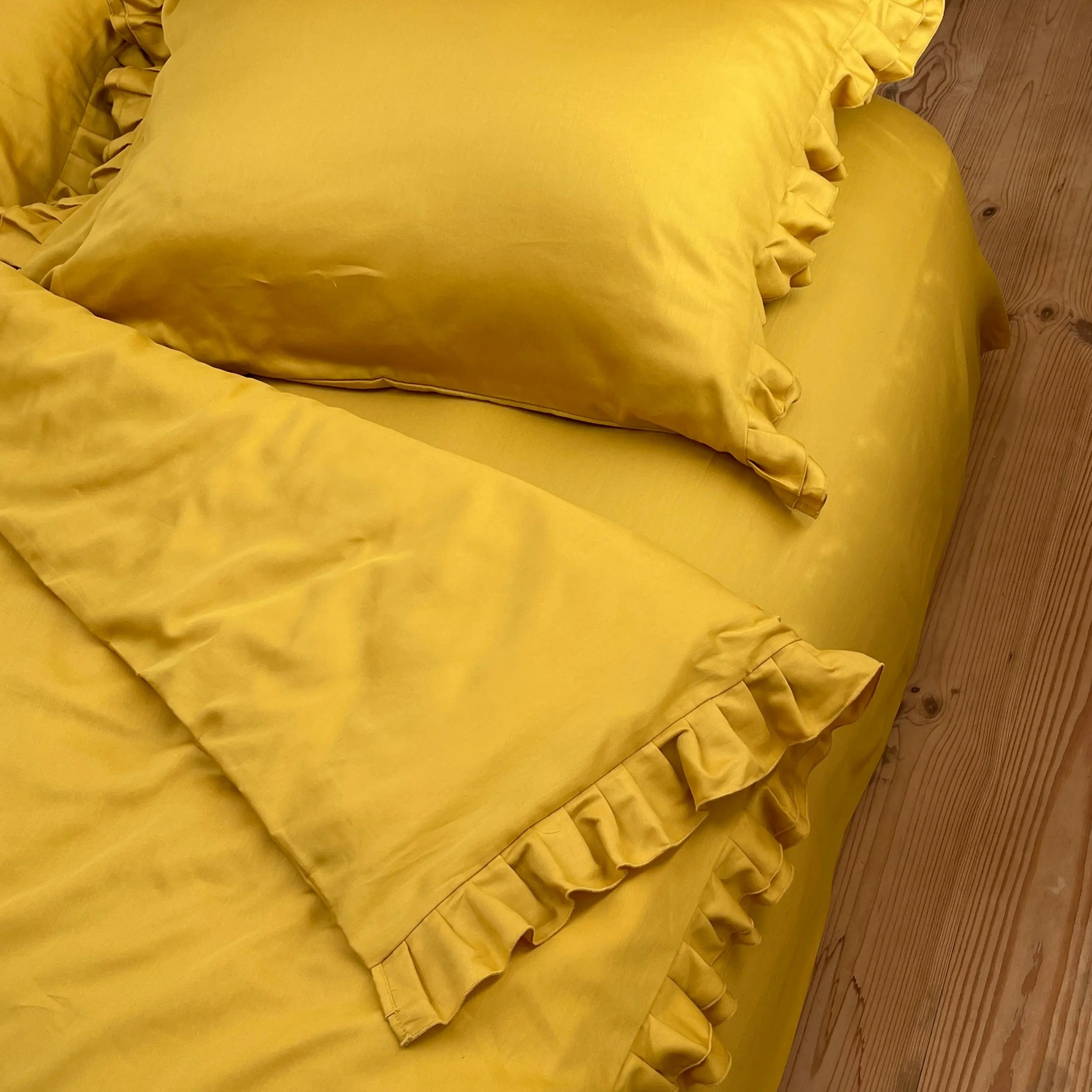Pościel satynowa z merceryzowanej bawełny tureckiej 140 g/m² – żółta (miodowa) z falbanką | Kolekcja Falbanki Wivanco Bedding