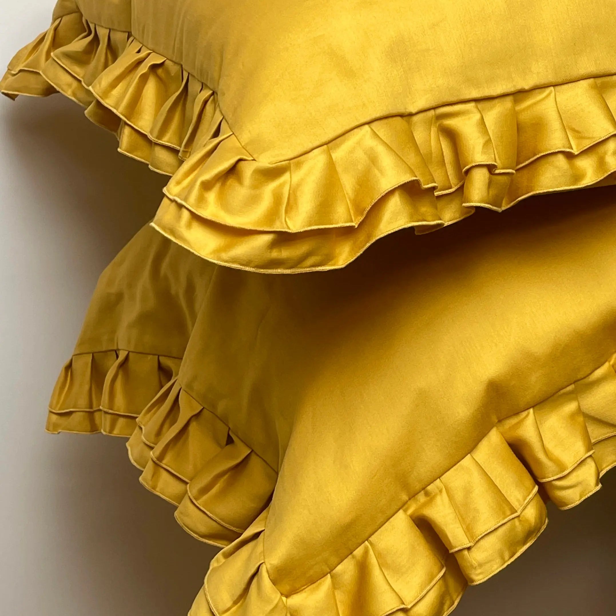 Pościel satynowa z merceryzowanej bawełny tureckiej 140 g/m² – żółta (miodowa) z falbanką | Kolekcja Falbanki Wivanco Bedding