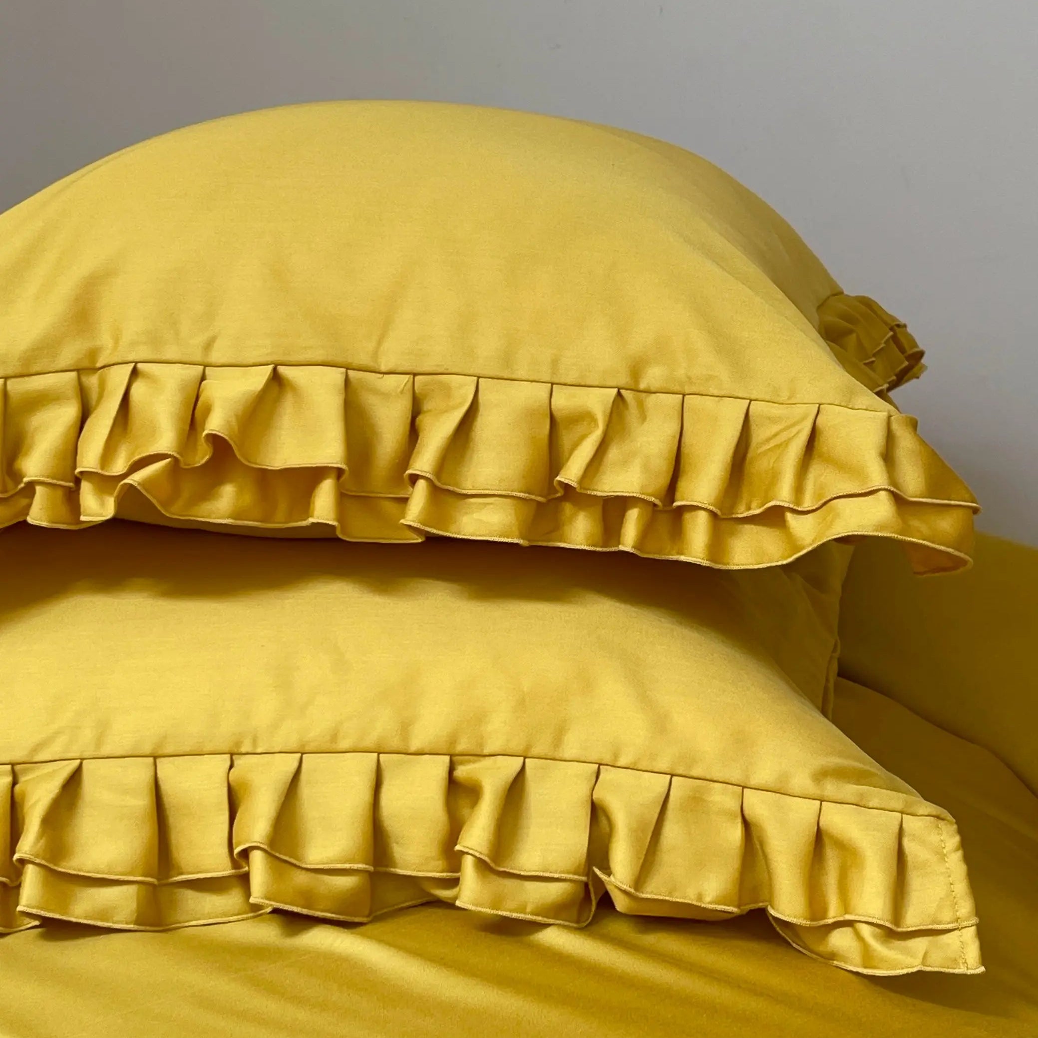 Pościel satynowa z merceryzowanej bawełny tureckiej 140 g/m² – żółta (miodowa) z falbanką | Kolekcja Falbanki Wivanco Bedding