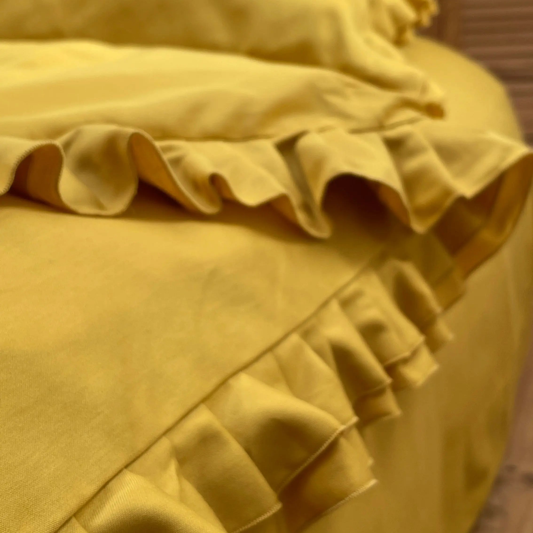 Pościel satynowa z merceryzowanej bawełny tureckiej 140 g/m² – żółta (miodowa) z falbanką | Kolekcja Falbanki Wivanco Bedding