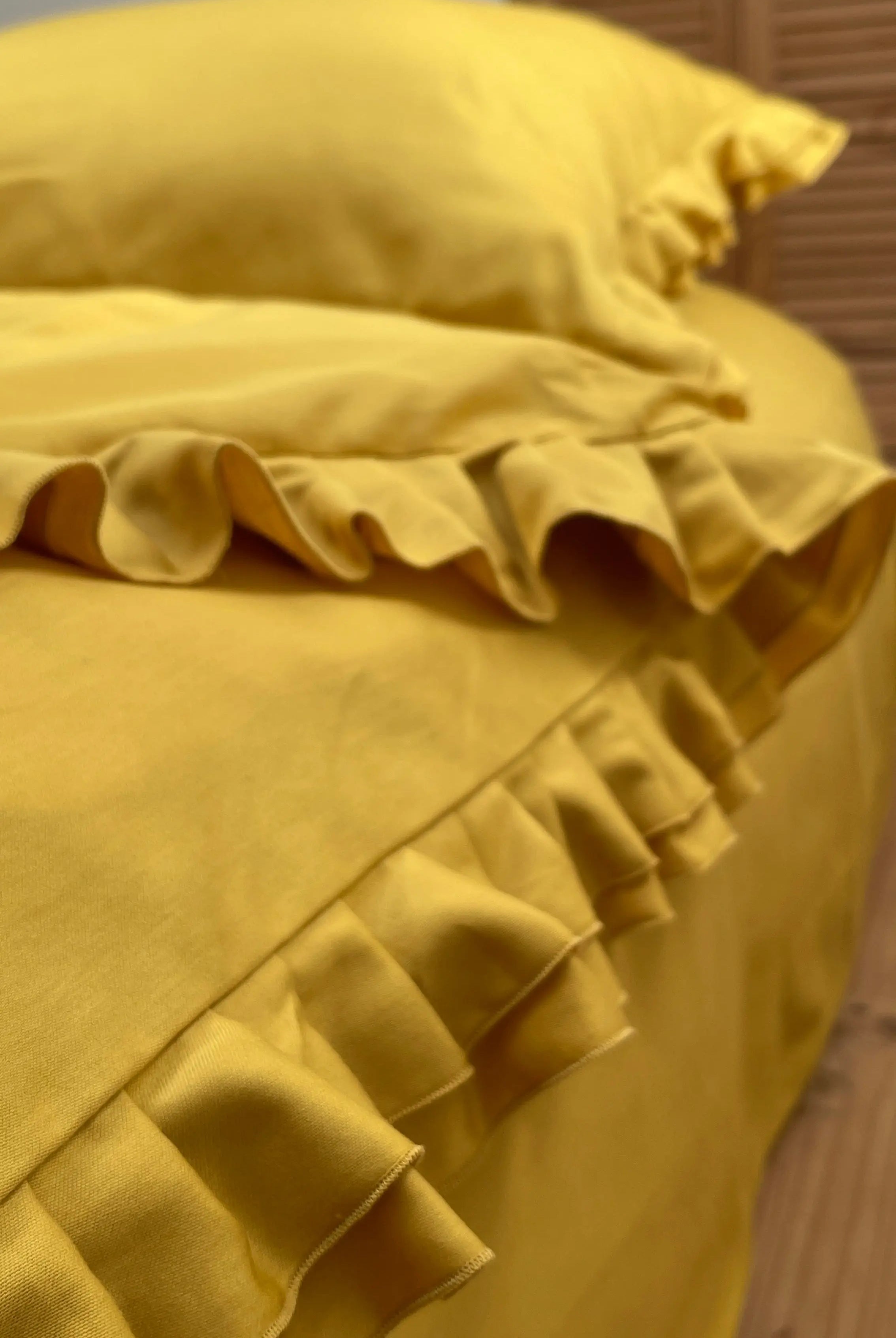 Pościel satynowa z merceryzowanej bawełny tureckiej 140 g/m² – żółta (miodowa) z falbanką | Kolekcja Falbanki Wivanco Bedding