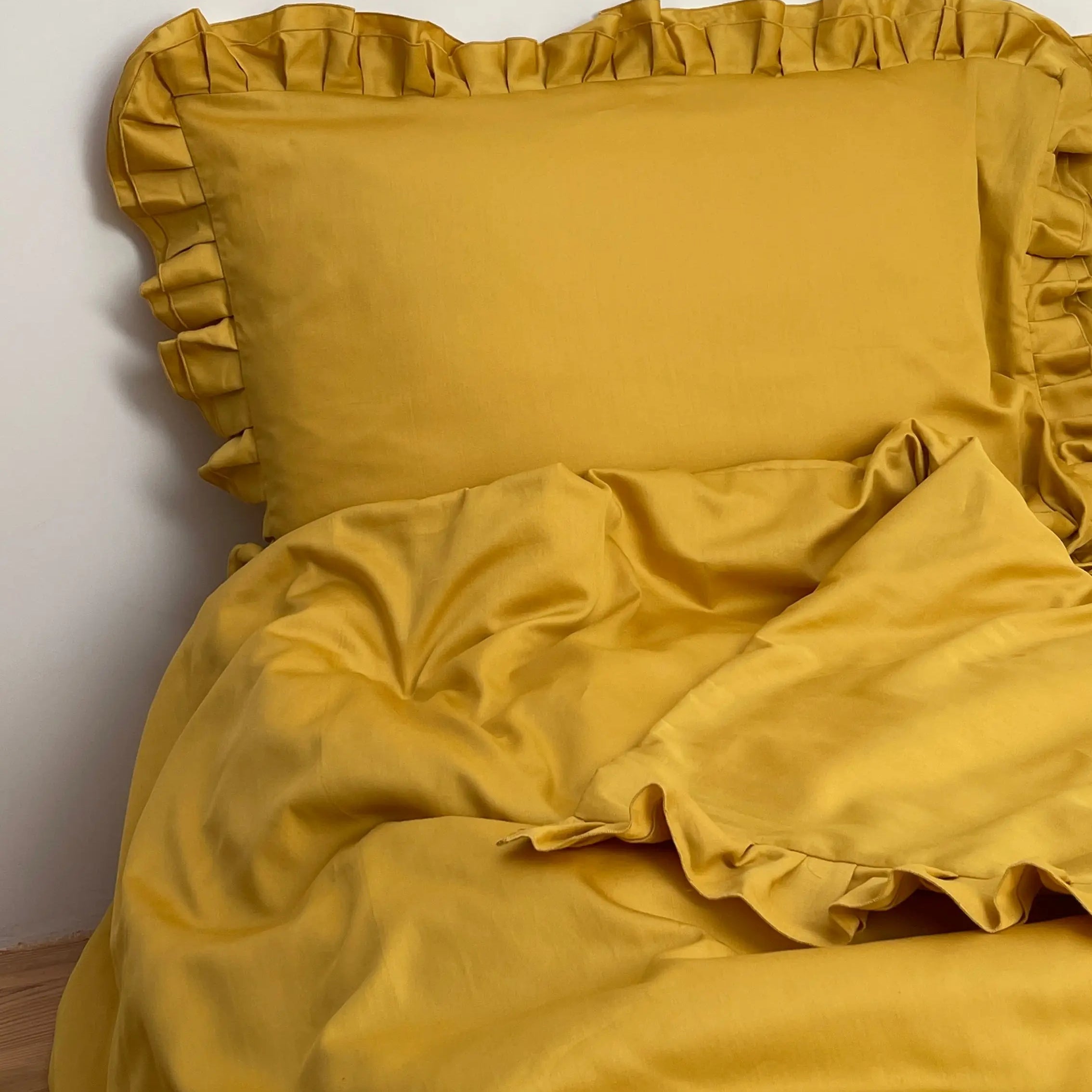 Pościel satynowa z merceryzowanej bawełny tureckiej 140 g/m² – żółta (miodowa) z falbanką | Kolekcja Falbanki Wivanco Bedding