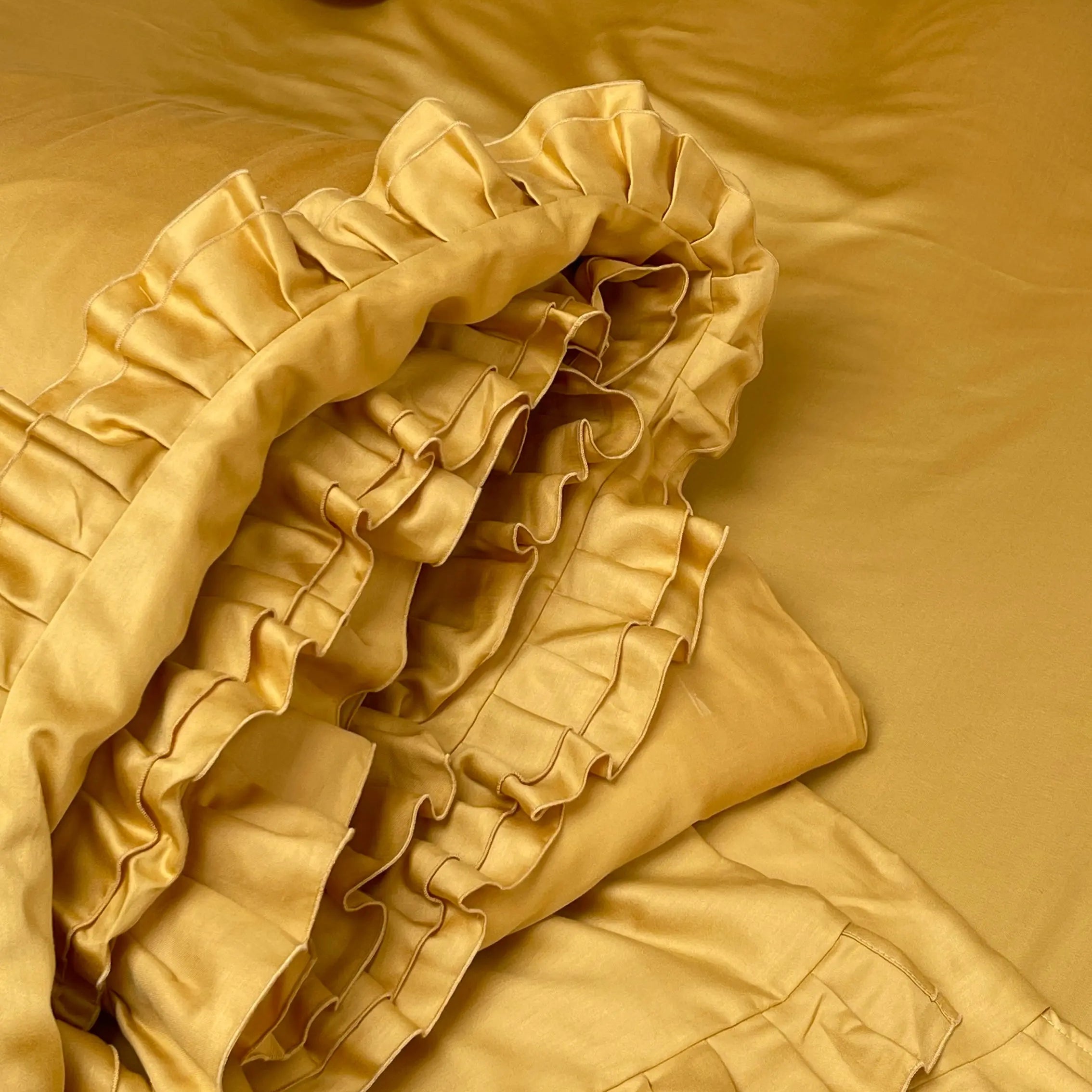 Pościel satynowa z merceryzowanej bawełny tureckiej 140 g/m² – żółta (miodowa) z falbanką | Kolekcja Falbanki Wivanco Bedding
