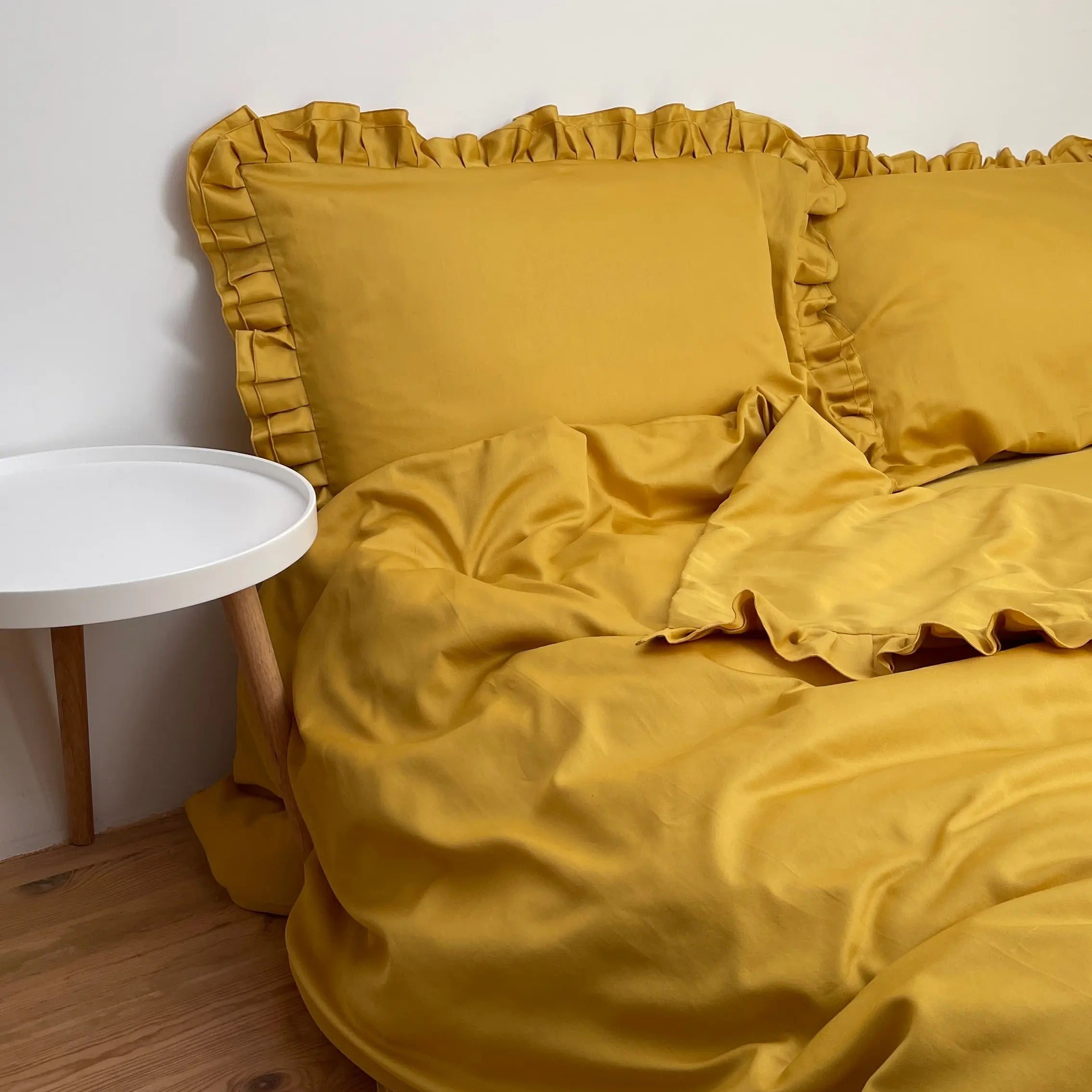 Pościel satynowa z merceryzowanej bawełny tureckiej 140 g/m² – żółta (miodowa) z falbanką | Kolekcja Falbanki Wivanco Bedding