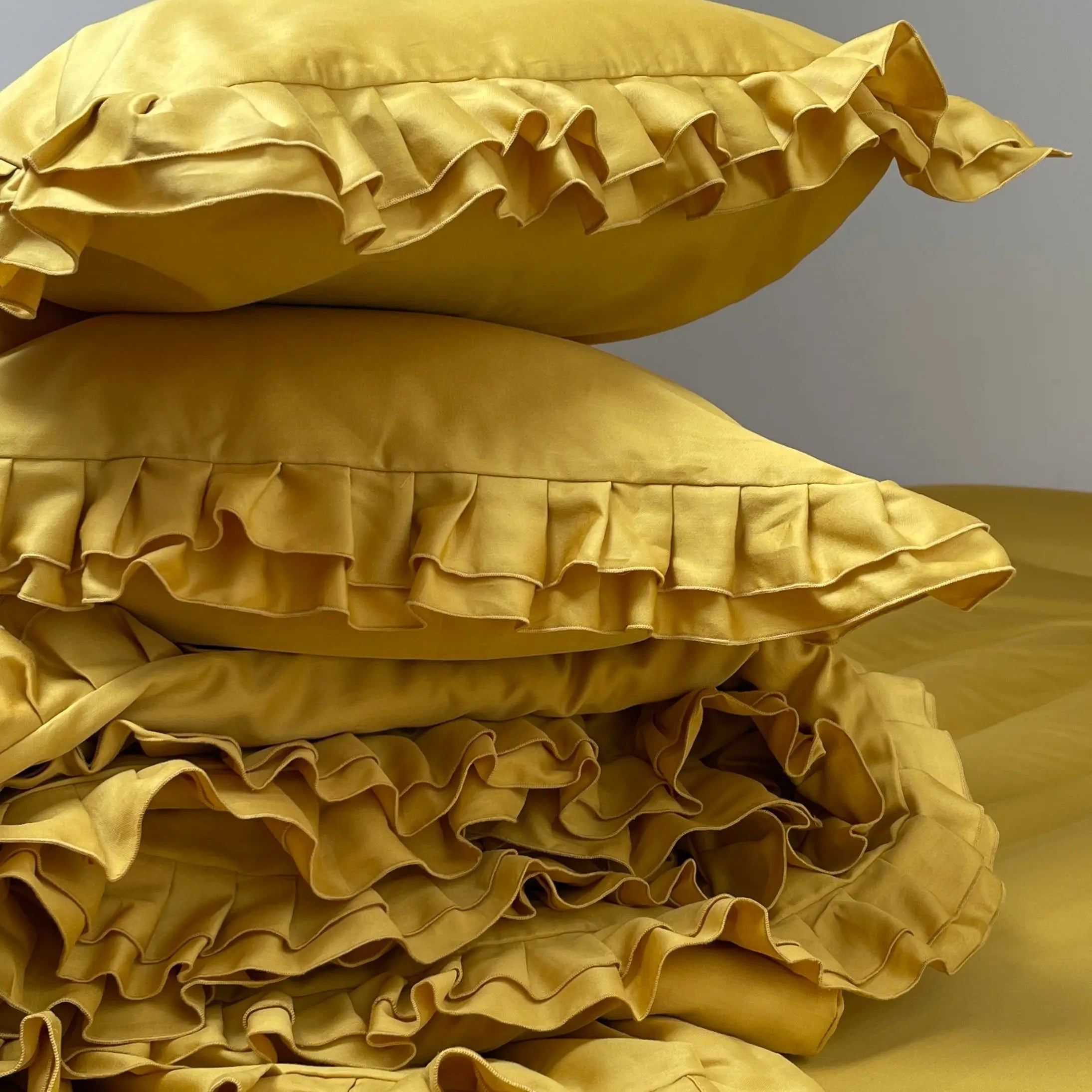 Pościel satynowa z merceryzowanej bawełny tureckiej 140 g/m² – żółta (miodowa) z falbanką | Kolekcja Falbanki Wivanco Bedding