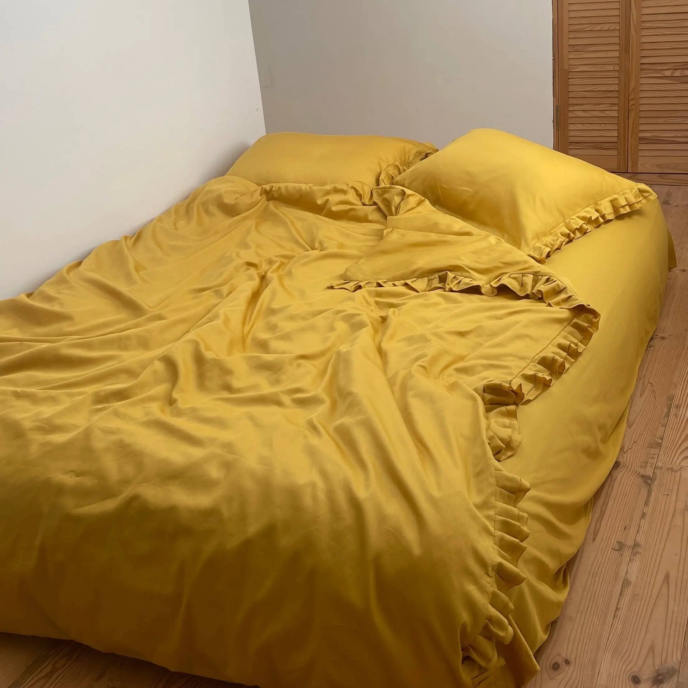 Pościel satynowa z merceryzowanej bawełny tureckiej 140 g/m² – żółta (miodowa) z falbanką | Kolekcja Falbanki Wivanco Bedding