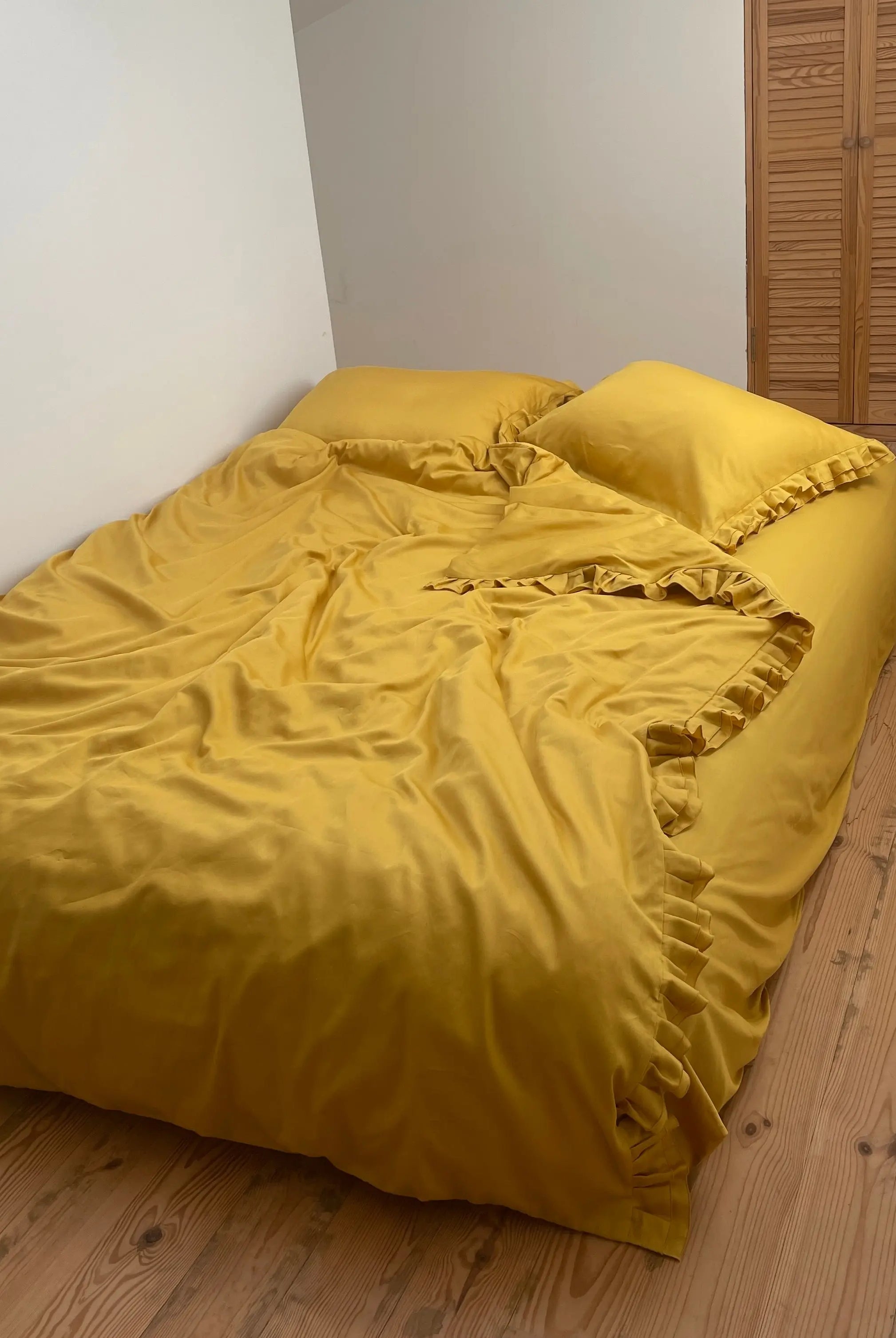 Pościel satynowa z merceryzowanej bawełny tureckiej 140 g/m² – żółta (miodowa) z falbanką | Kolekcja Falbanki Wivanco Bedding
