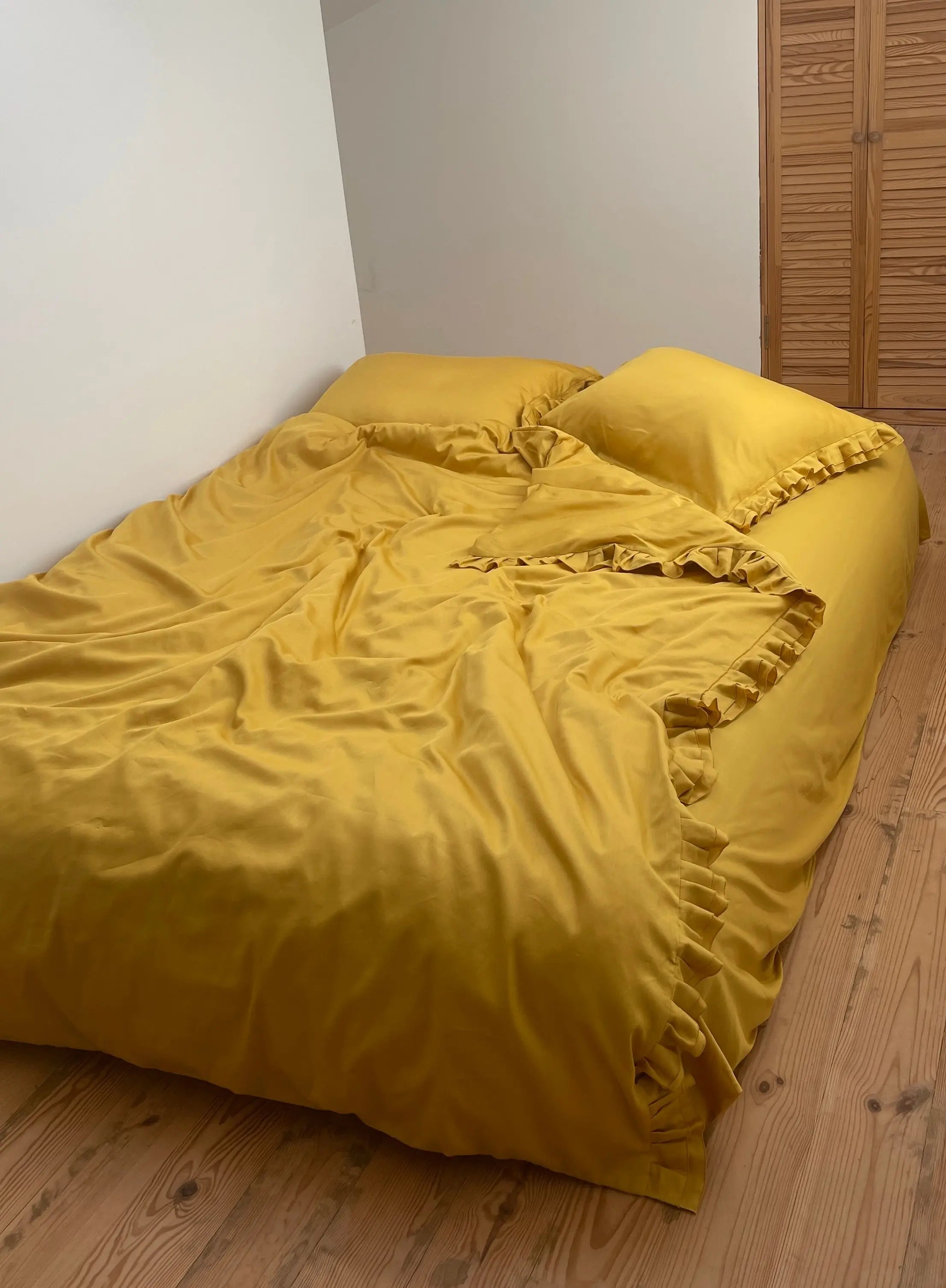 Pościel satynowa z merceryzowanej bawełny tureckiej 140 g/m² – żółta (miodowa) z falbanką | Kolekcja Falbanki Wivanco Bedding