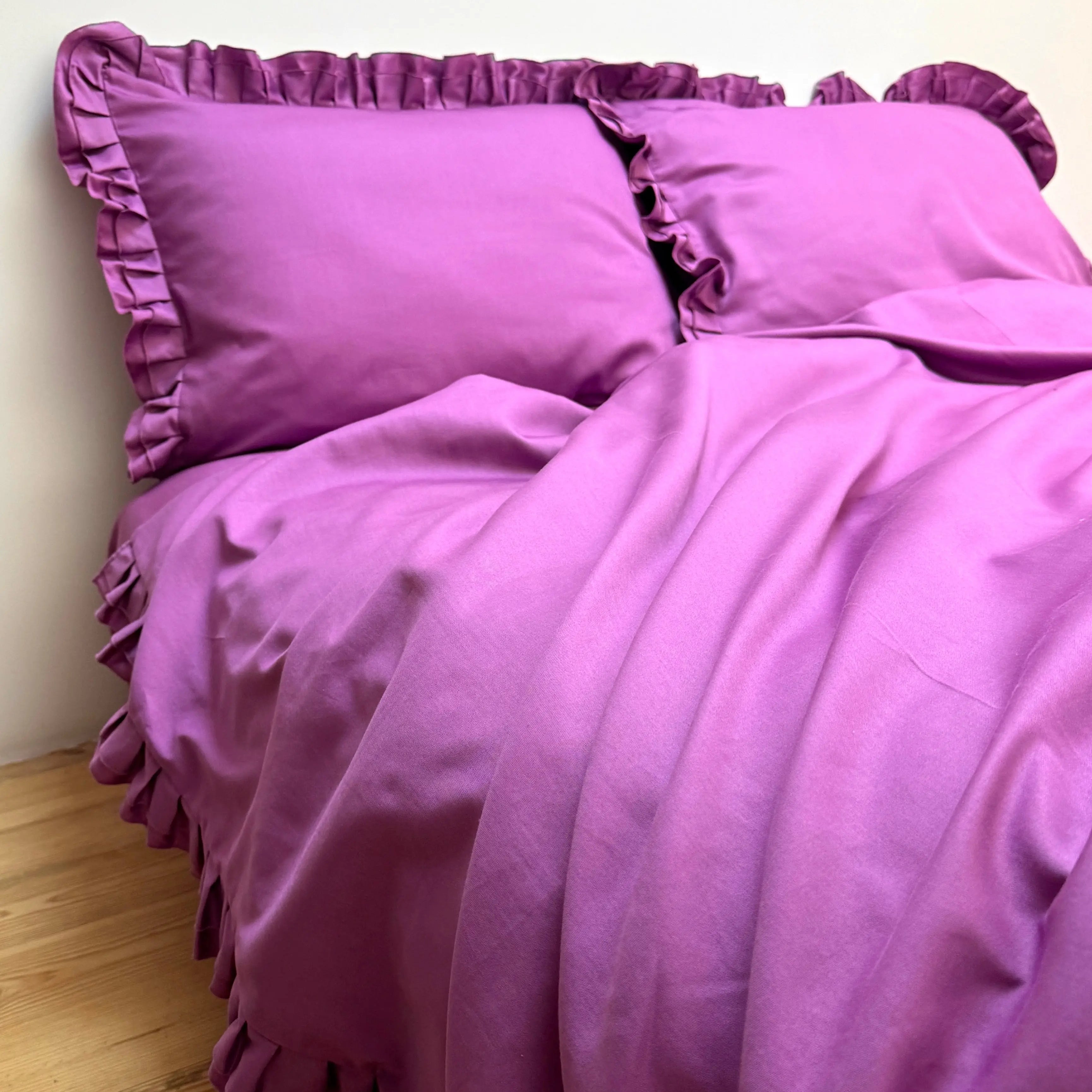 Pościel satynowa z merceryzowanej bawełny tureckiej 140 g/m² – ciemnoszara z falbanką | Kolekcja Falbanki Wivanco Bedding
