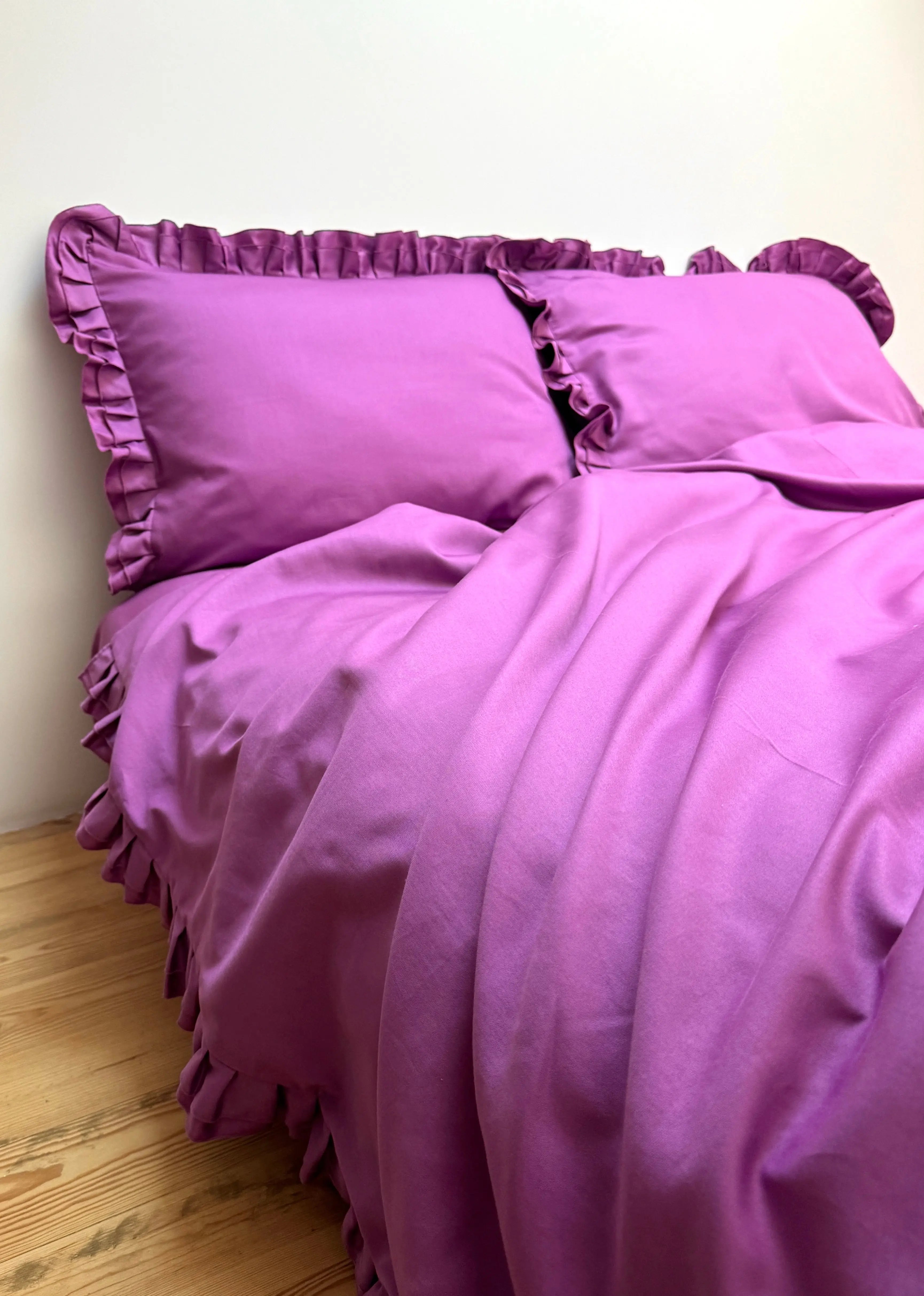 Pościel satynowa z merceryzowanej bawełny tureckiej 140 g/m² – ciemnoszara z falbanką | Kolekcja Falbanki Wivanco Bedding